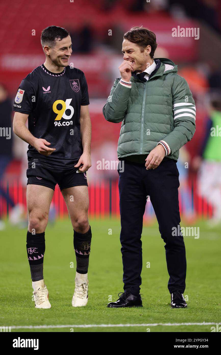 Burnley-Trainer Scott Parker (rechts) und Josh Cullen nach dem Spiel der Sky Bet Championship im bet365 Stadion Stoke-on-Trent. Bilddatum: Samstag, 30. November 2024. Stockfoto