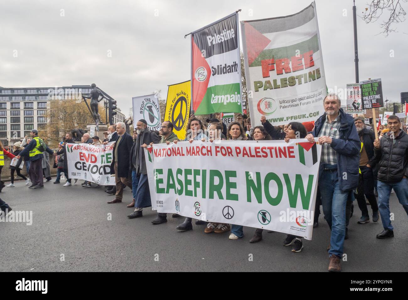 London, Großbritannien. November 30 2024. Da die Zahl der Todesopfer durch die israelischen Angriffe in Gaza jetzt über 43.000 beträgt und viele jetzt Hunger erleben, da jedes Krankenhaus bombardiert wurde und praktisch keine medizinische Versorgung vorhanden ist, ist Großbritannien immer noch an dem Völkermord mitschuldig, und Tausende, darunter viele Juden, marschierten zu einem weiteren friedlichen Massenprotest in Solidarität. Sie fordern einen sofortigen Waffenstillstand mit der Freilassung von Geiseln und Gefangenen sowie Verhandlungen zur Sicherung eines langfristigen gerechten Friedens in der Region. Peter Marshall/Alamy Live News Stockfoto