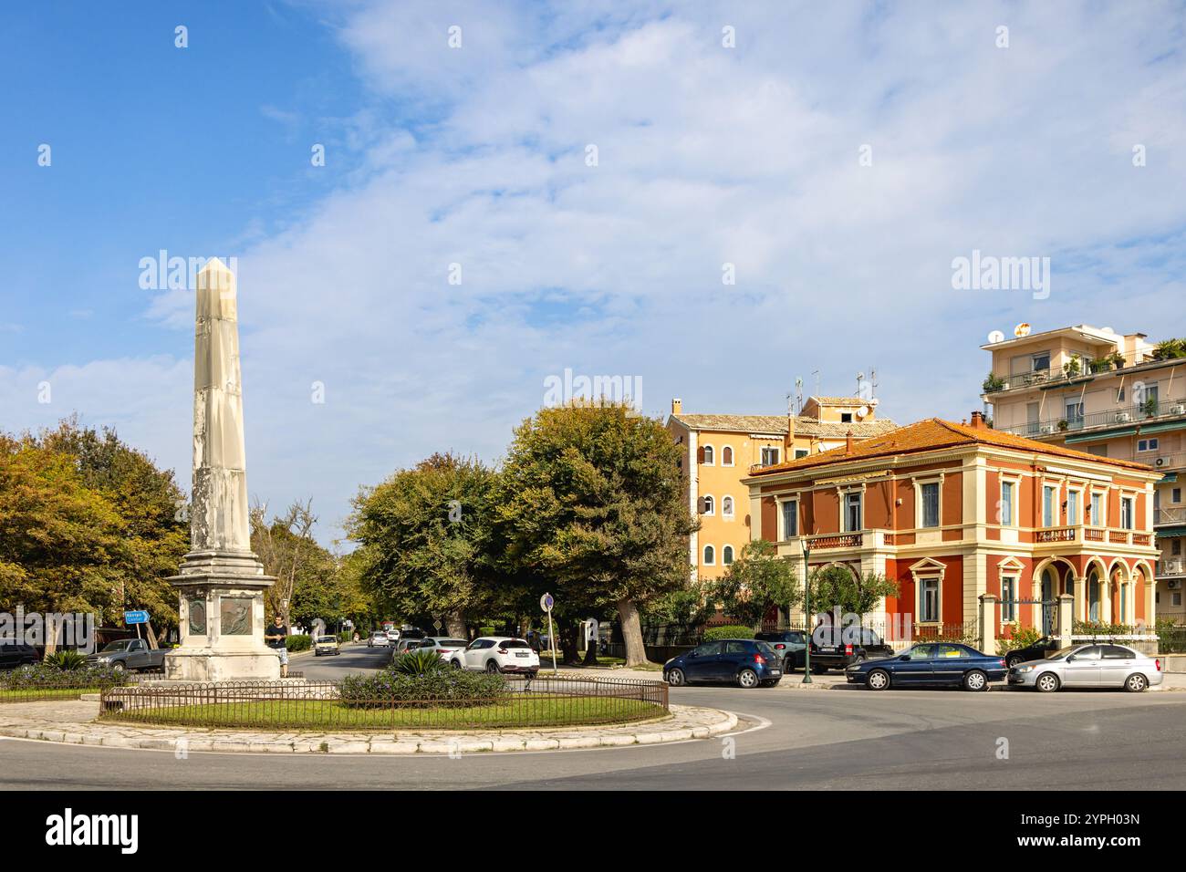 Der Douglas Obelisk befindet sich entlang des Uferboulevards der Garitsa Bay in Korfu Stadt, Griechenland Stockfoto