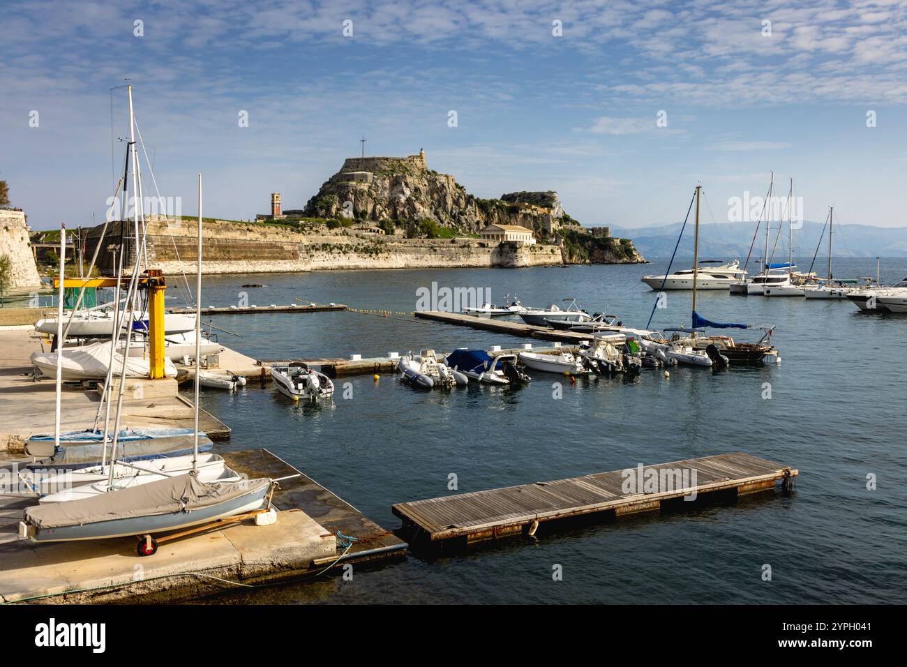 Korfu Town Yachthafen mit der alten Festung im Hintergrund in Griechenland Stockfoto