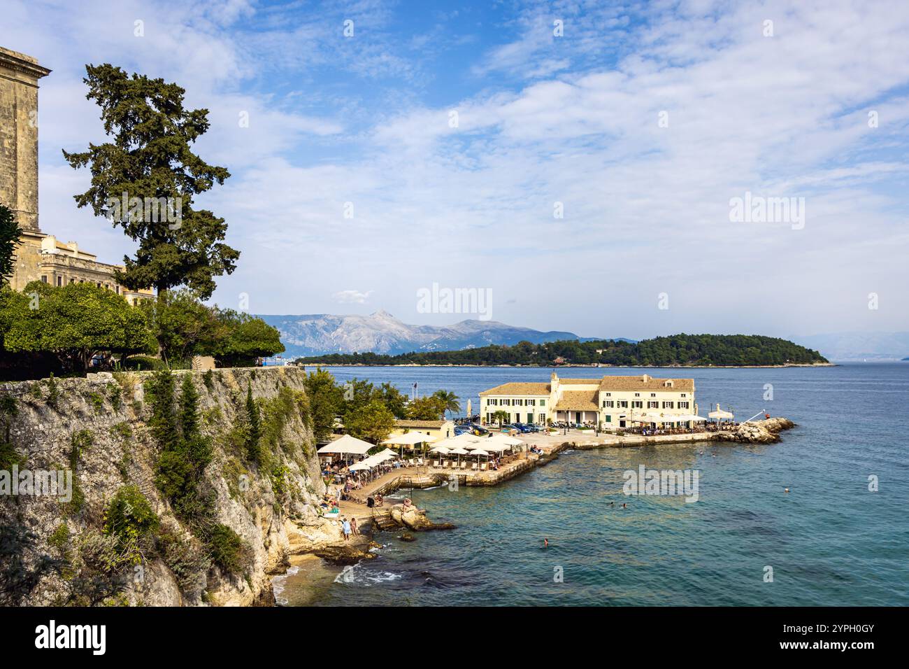 Blick auf die öffentlichen Bäder von Faliraki und den Strand mit der Insel Vido im Hintergrund, Korfu, Griechenland Stockfoto