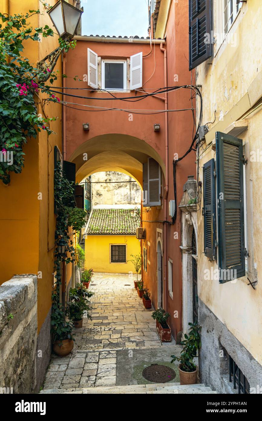 Altstadt mit schmalen Straßen mit farbenfrohen Häusern in Kerkyra, der Hauptstadt der Insel Korfu, Griechenland Stockfoto