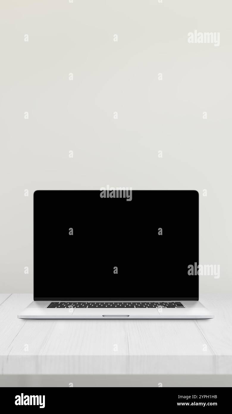 Laptop mit leerem Bildschirm auf einem Schreibtisch vor einer weißen Wand, ideal für Mockup-Präsentationen von Websites Stockfoto