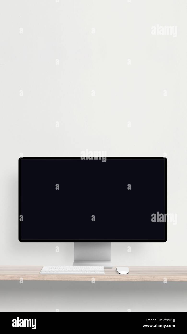 Desktop-Monitor mit leerem Bildschirm auf einem Schreibtisch mit Tastatur und Maus, perfekt für Mockup-Präsentationen von Websites Stockfoto