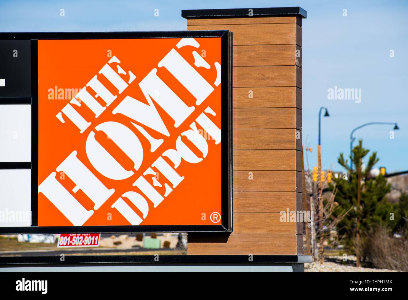 Außenansicht des Home Depot-Schilds am 30. November 2024 in Saratoga Springs, Utah, USA. Das Home Depot wurde 1978 von Bernie Marcus gegründet. Stockfoto