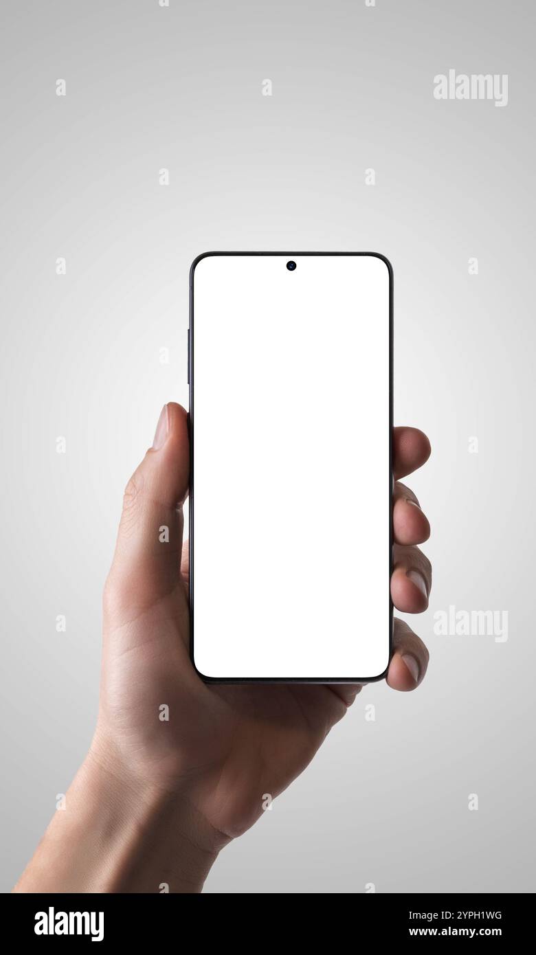 Halten Sie ein Smartphone mit einem isolierten Bildschirm vor grauem Hintergrund in der Hand, perfekt für die Werbung für Apps, die Präsentation von Mobiltechnologie oder das Design eines Mockups Stockfoto
