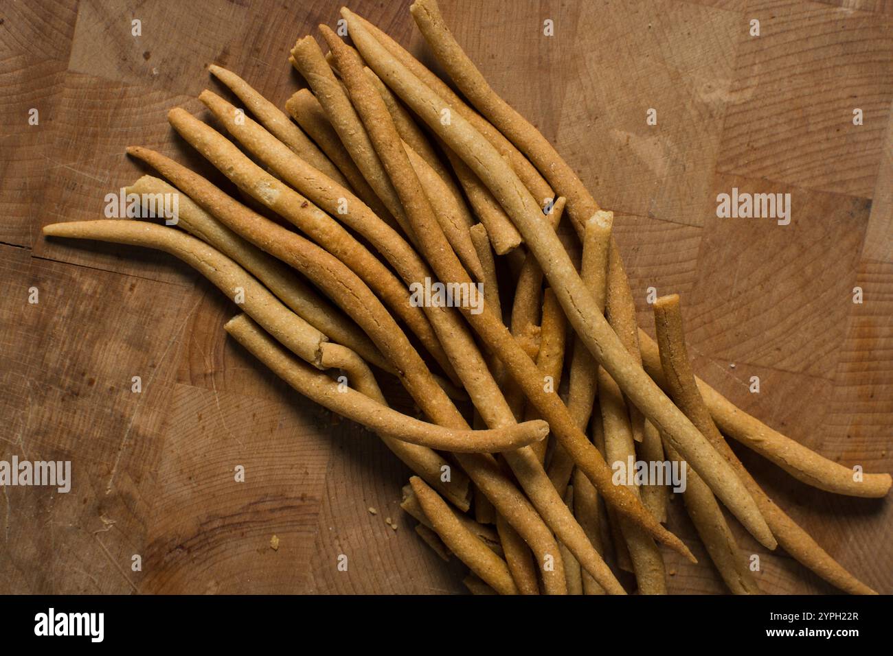 Blick von oben auf gebratenen Maisstock-Snack auf einem Holzbrett, Blick von oben auf nigerianischen kokoro-Mais-Snack Stockfoto