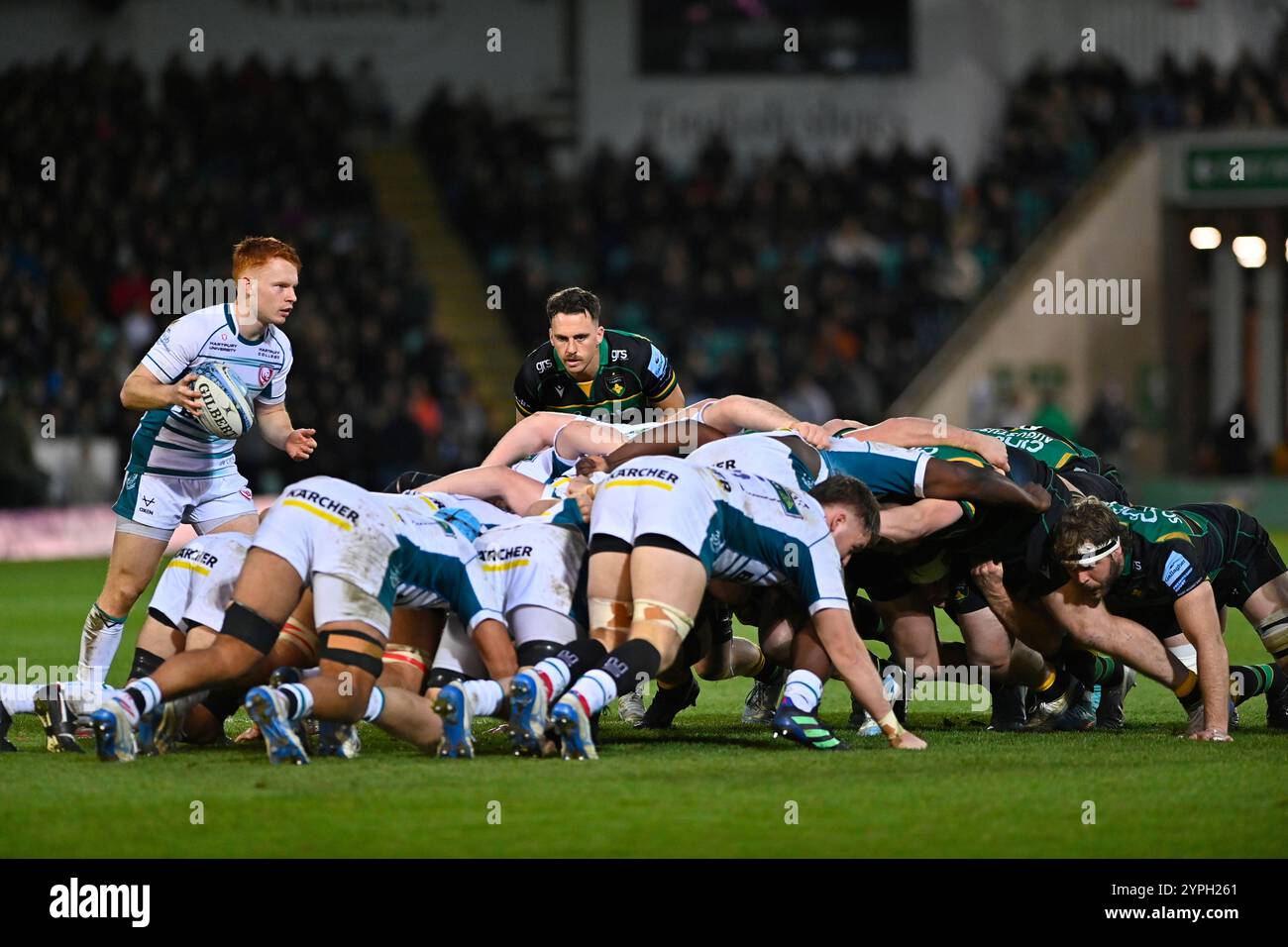 Northampton, Großbritannien. November 2024 30. Tom James aus Northampton (Mitte) sieht während des Spiels zwischen Northampton Saints und Gloucester Rugby im Cinch Stadium Franklin's Gardens zu. Northampton Großbritannien. Quelle: PATRICK ANTHONISZ/Alamy Live News Stockfoto