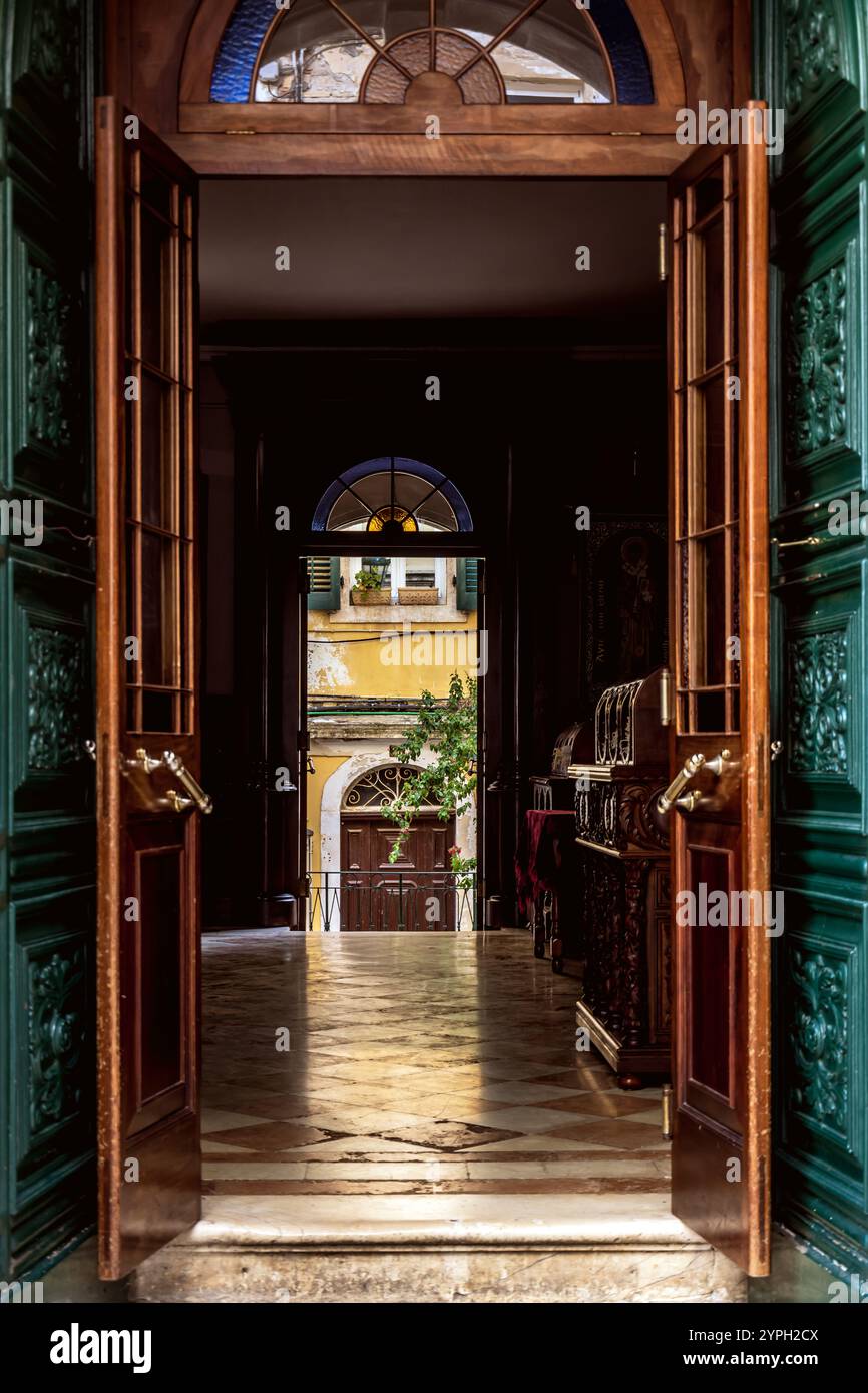 Öffnen Sie die Tür zur Heiligen Kirche St. Spyridon, Korfu-Stadt, Griechenland Stockfoto