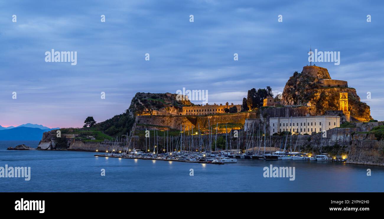 Morgendämmerung am Hafen von Mandraki vor der alten venezianischen Festung, Korfu, Griechenland Stockfoto