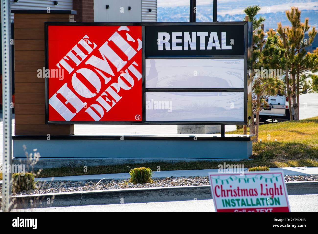 Außenansicht des Home Depot-Schilds am 30. November 2024 in Saratoga Springs, Utah, USA. Das Home Depot wurde 1978 von Bernie Marcus gegründet. Stockfoto