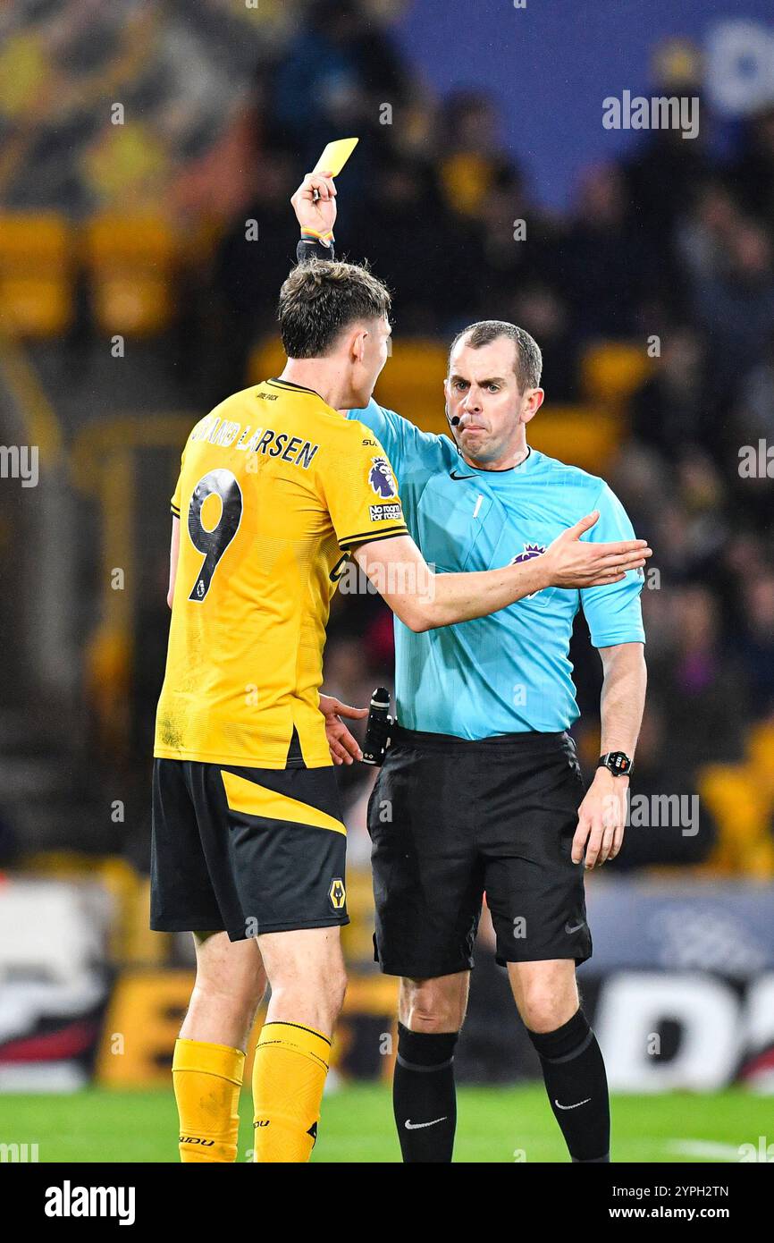 30. November 2024; Molineux Stadium, Wolverhampton, West Midlands, England; Premier League Football, Wolverhampton Wanderers gegen Bournemouth; Schiedsrichter Peter Bankes gibt eine gelbe Karte an Jorgen Strand Larsen von Wolves Stockfoto