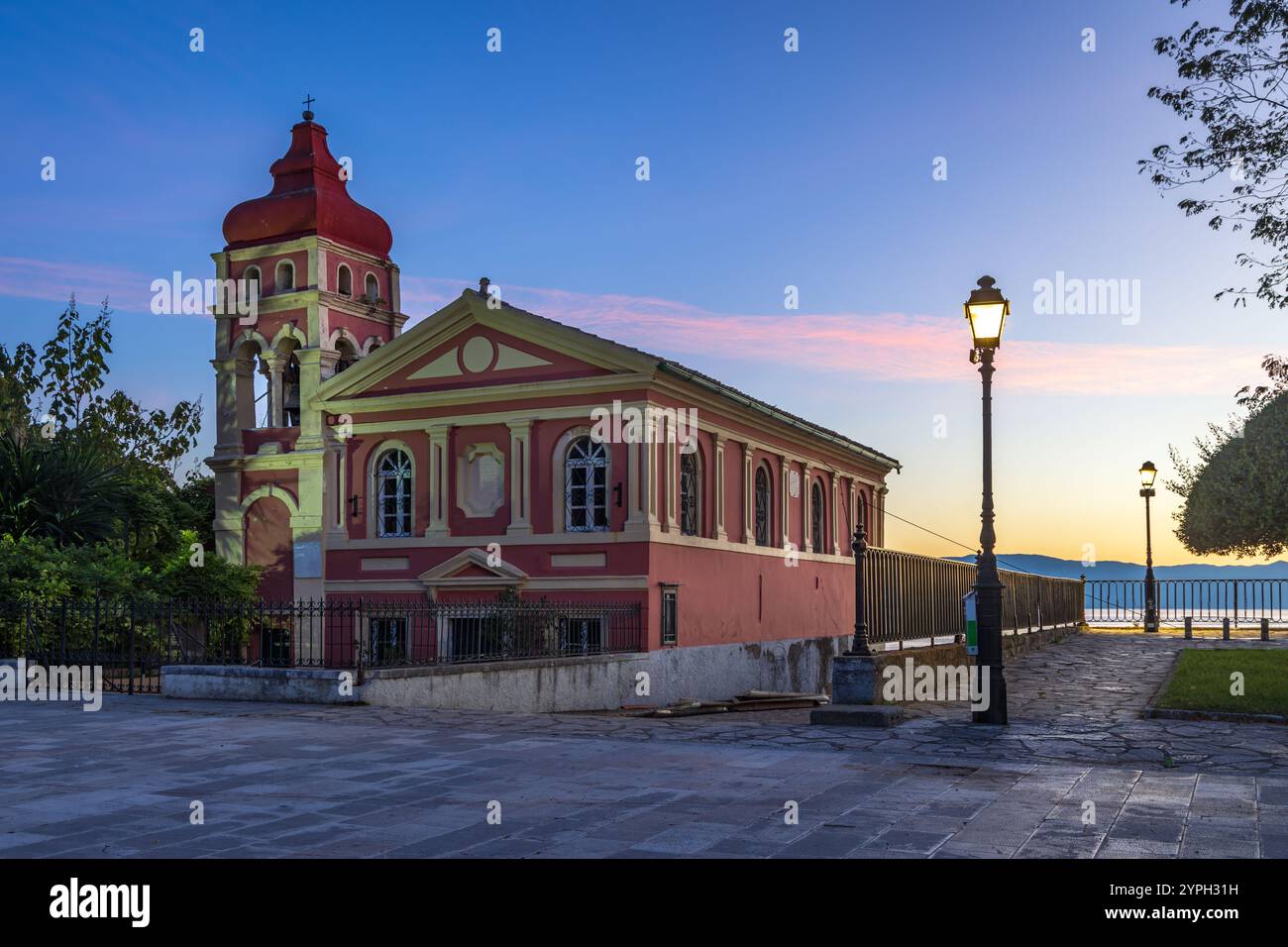 Heilige Kirche der Jungfrau Maria Mandrakina in Korfu-Stadt bei Sonnenaufgang, Griechenland Stockfoto