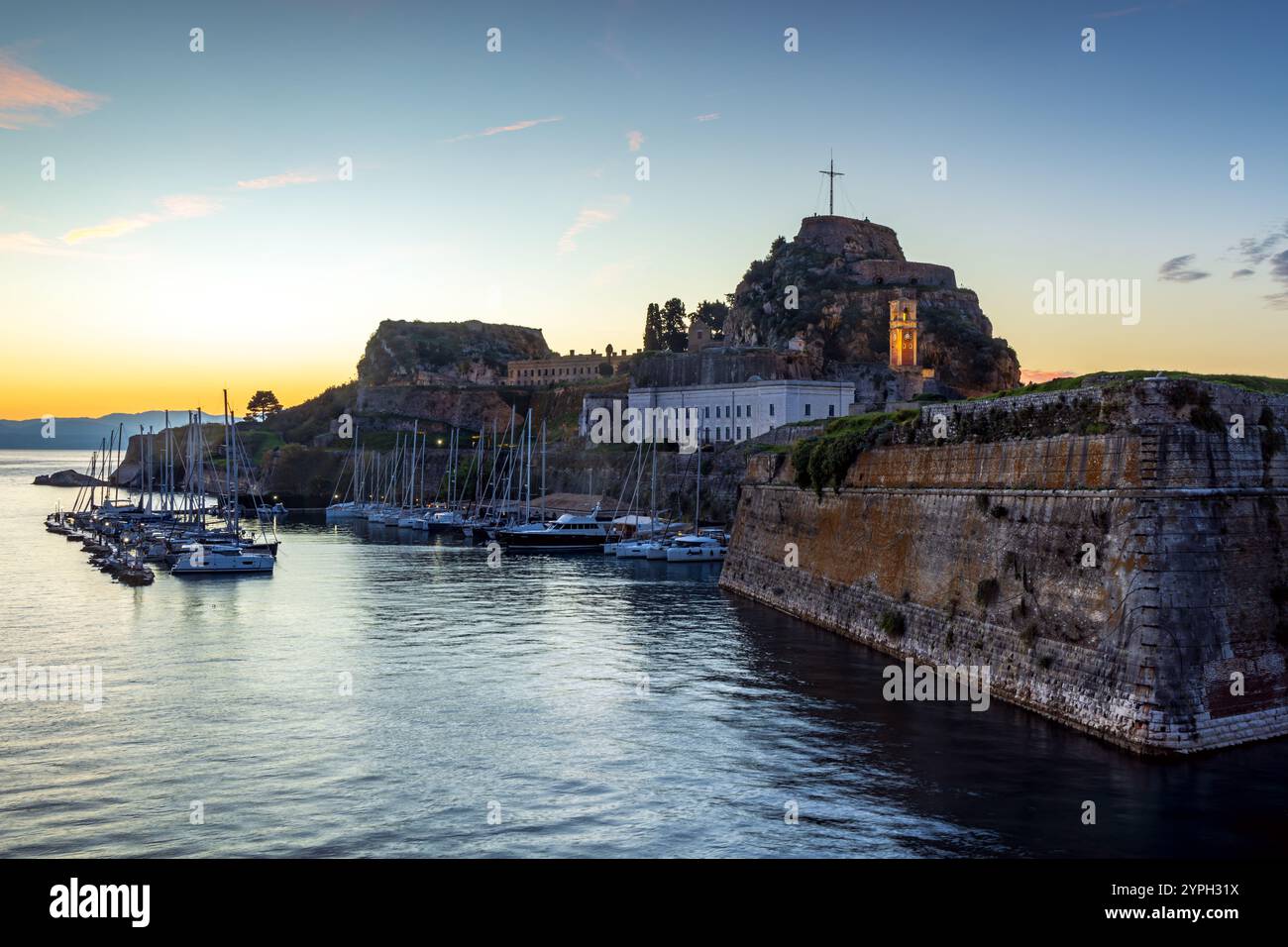 Sonnenaufgang am Hafen von Mandraki und der alten venezianischen Festung, Korfu, Griechenland Stockfoto
