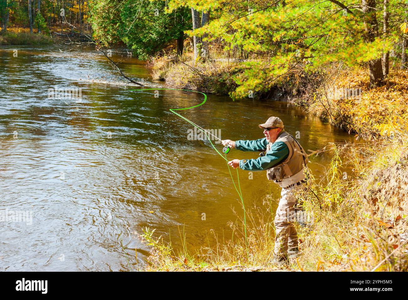 Angelmöglichkeiten für ältere männliche Fliegenfischer am malerischen Pere Marquette River im Mason County, Michigan, USA. Fotografie von Jeffrey Wickett, Northlight. Blog Stockfoto