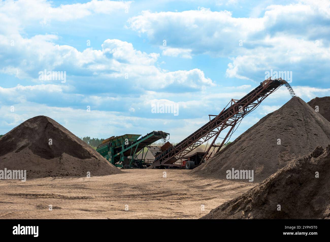 Kompoststapel aus Kuhmist, die in der Produktionsanlage in Michigan, USA, gewendet und gestapelt werden. Stockfoto