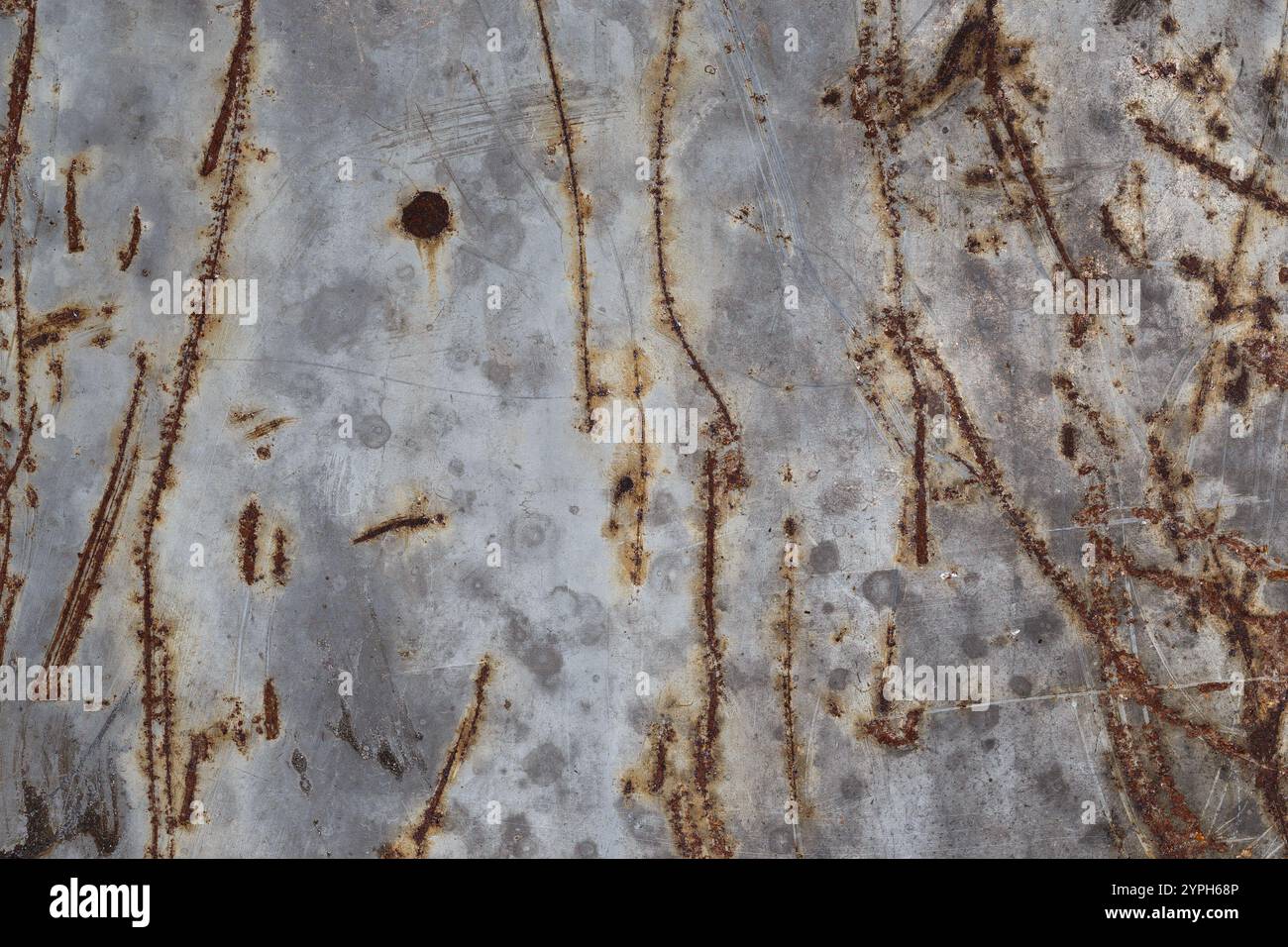 Alte Metalloberfläche mit grauer Farbe mit rostigen Kratzern und Flecken darauf Stockfoto