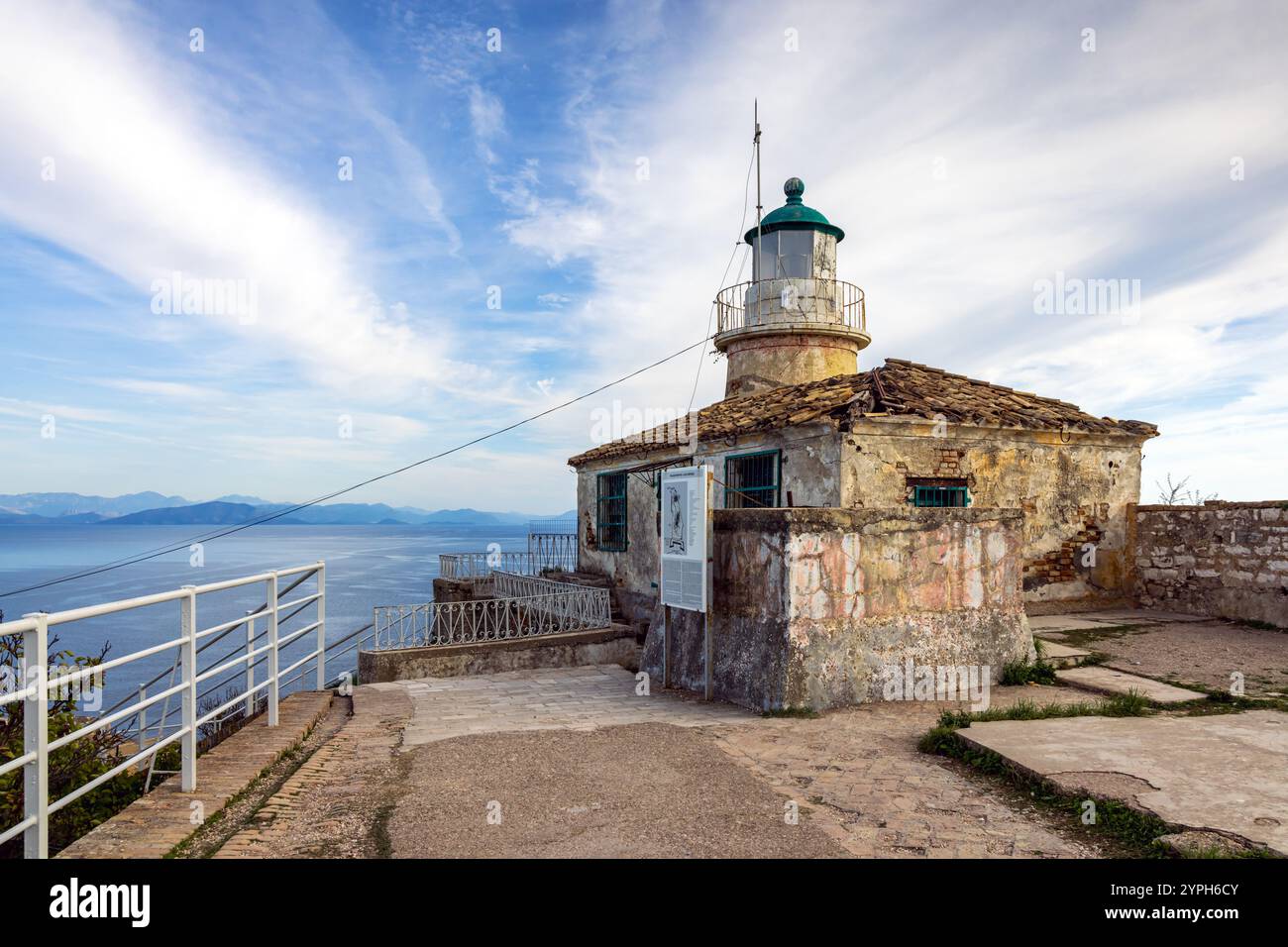 Kleiner Leuchtturm auf dem höchsten Punkt der alten venezianischen Festung in Kerkyra, Korfu, Griechenland. Stockfoto