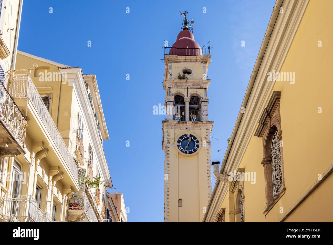 Der Glockenturm der Kirche Saint Spyridon in Kerkyra, Korfu, Griechenland Stockfoto