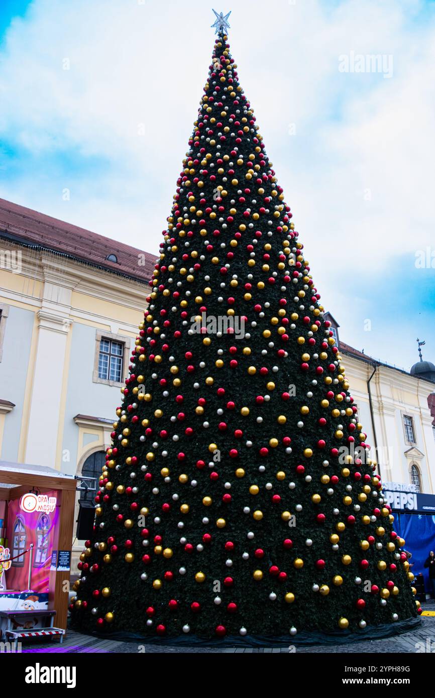 Weihnachtsbaum auf dem Weihnachtsmarkt in Sibiu, Rumänien Stockfoto