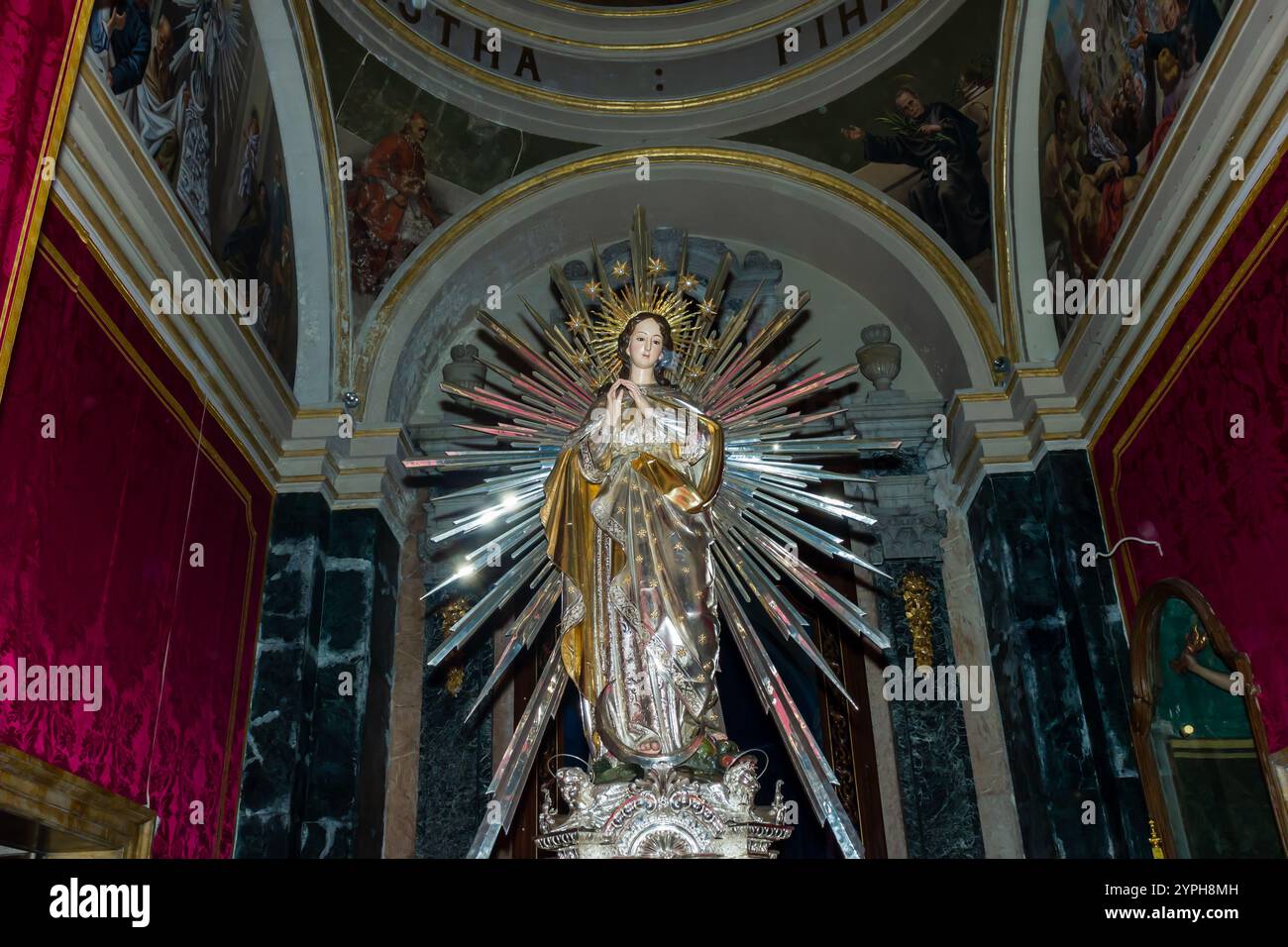 Cospicua, Malta - 28. November 2024. Verzierte religiöse Statue in der historischen Kathedrale mit komplizierter Architektur Stockfoto