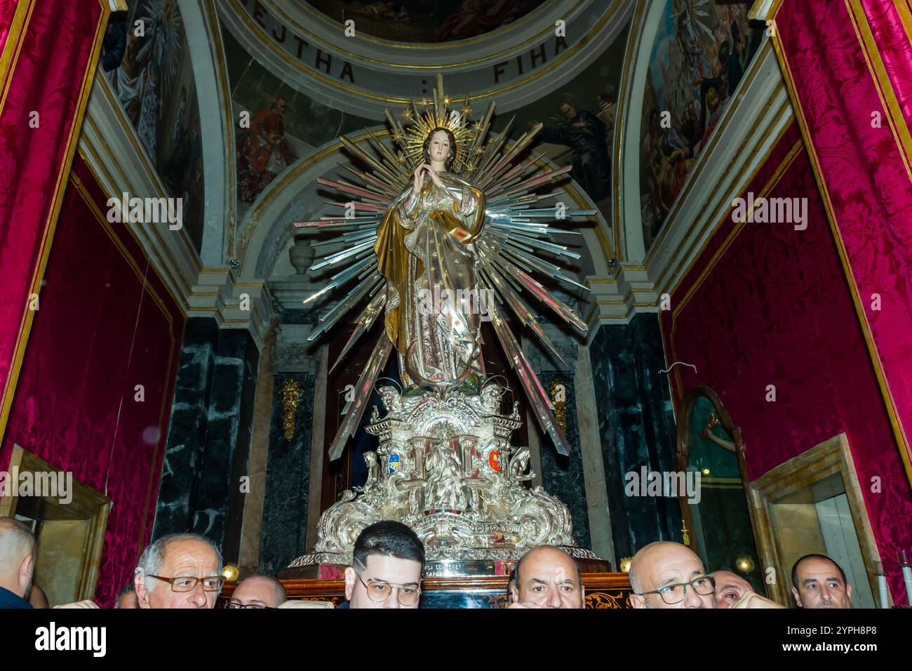 Cospicua, Malta - 28. November 2024. Andachtsversammlung um eine heilige religiöse Statue in der kunstvollen Kirche Stockfoto