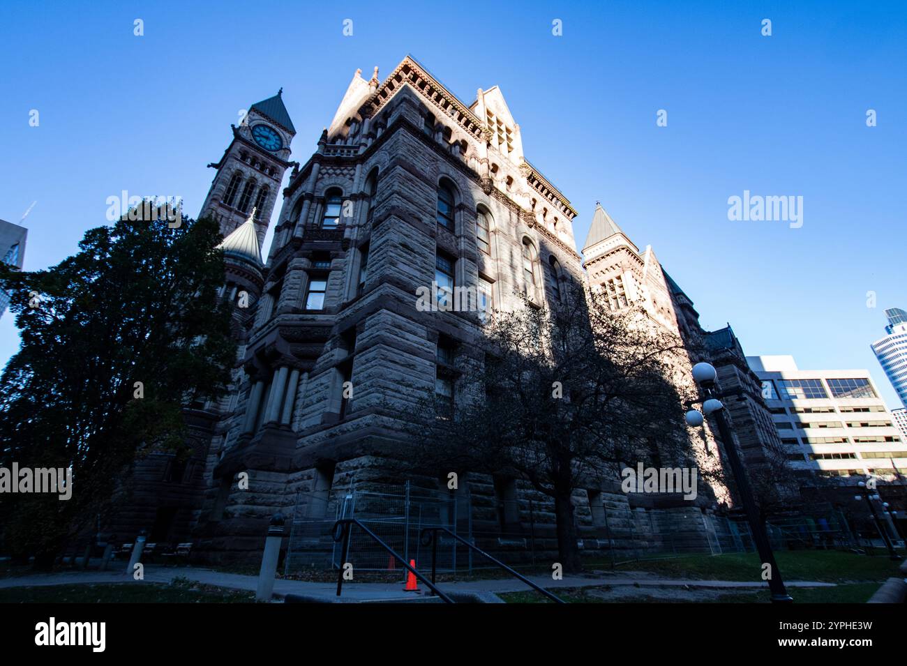 Altes Rathaus an der Queen Street West in der Innenstadt von Toronto, Ontario, Kanada Stockfoto