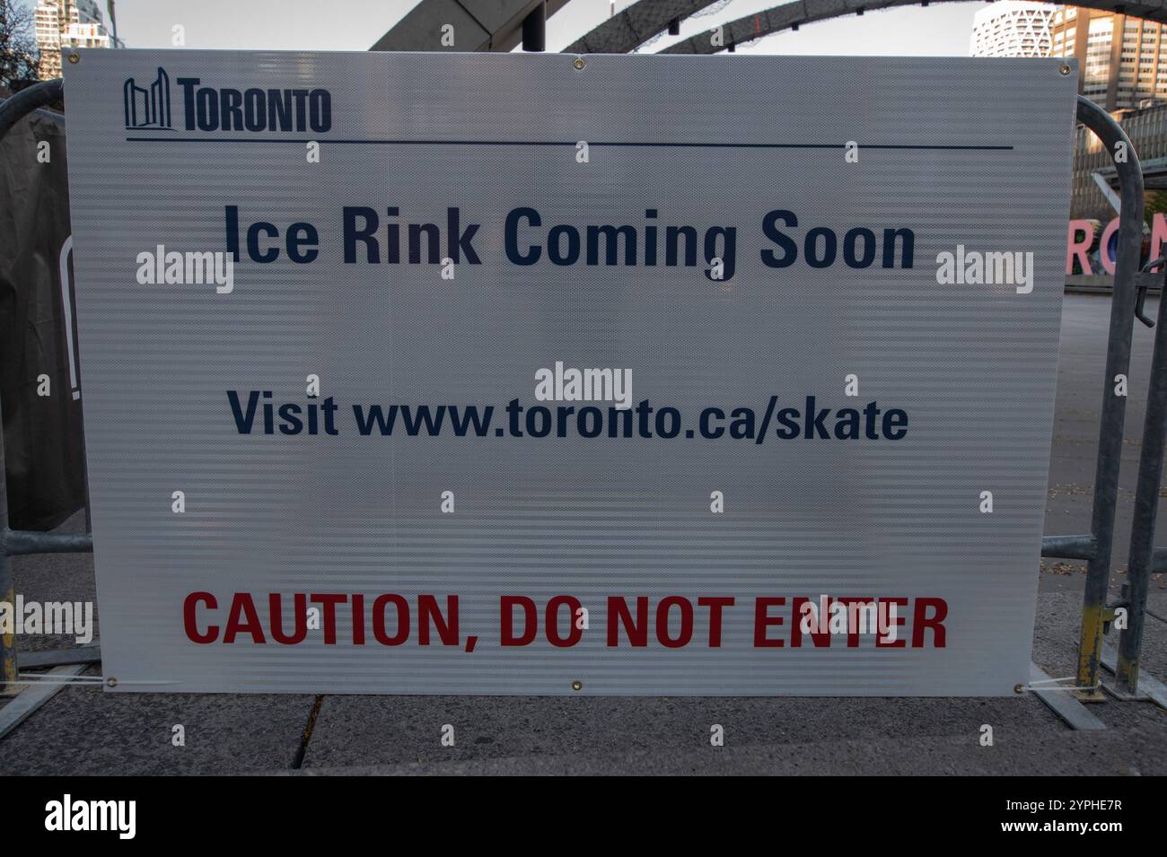 Eislaufbahn wird bald am Nathan Phillips Square in der Innenstadt von Toronto, Ontario, Kanada, angezeigt Stockfoto