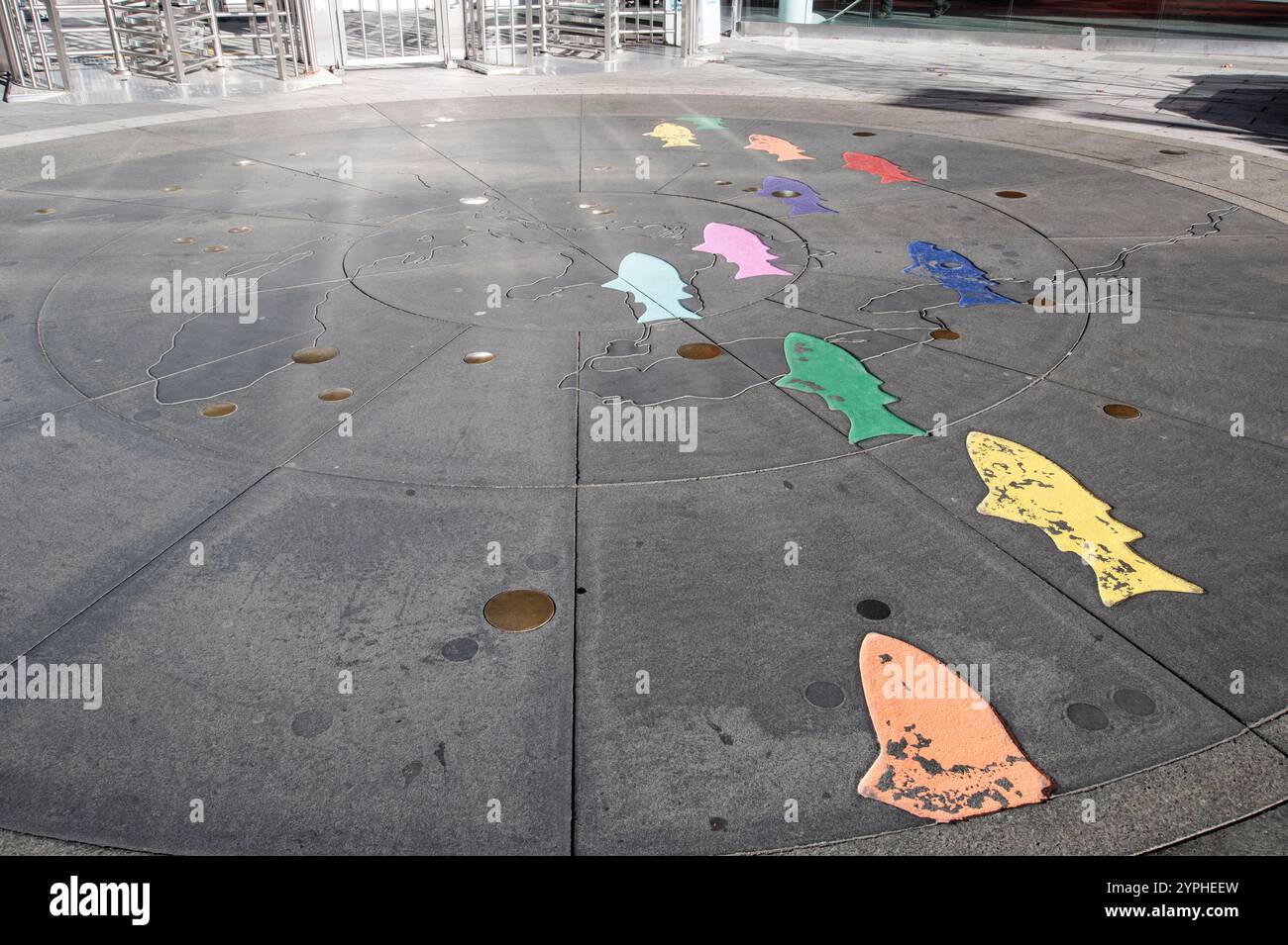 Buntes Fischgemälde am Boden am Drehkreuz des CN Tower am Bremner Boulevard in der Innenstadt von Toronto, Ontario, Kanada Stockfoto