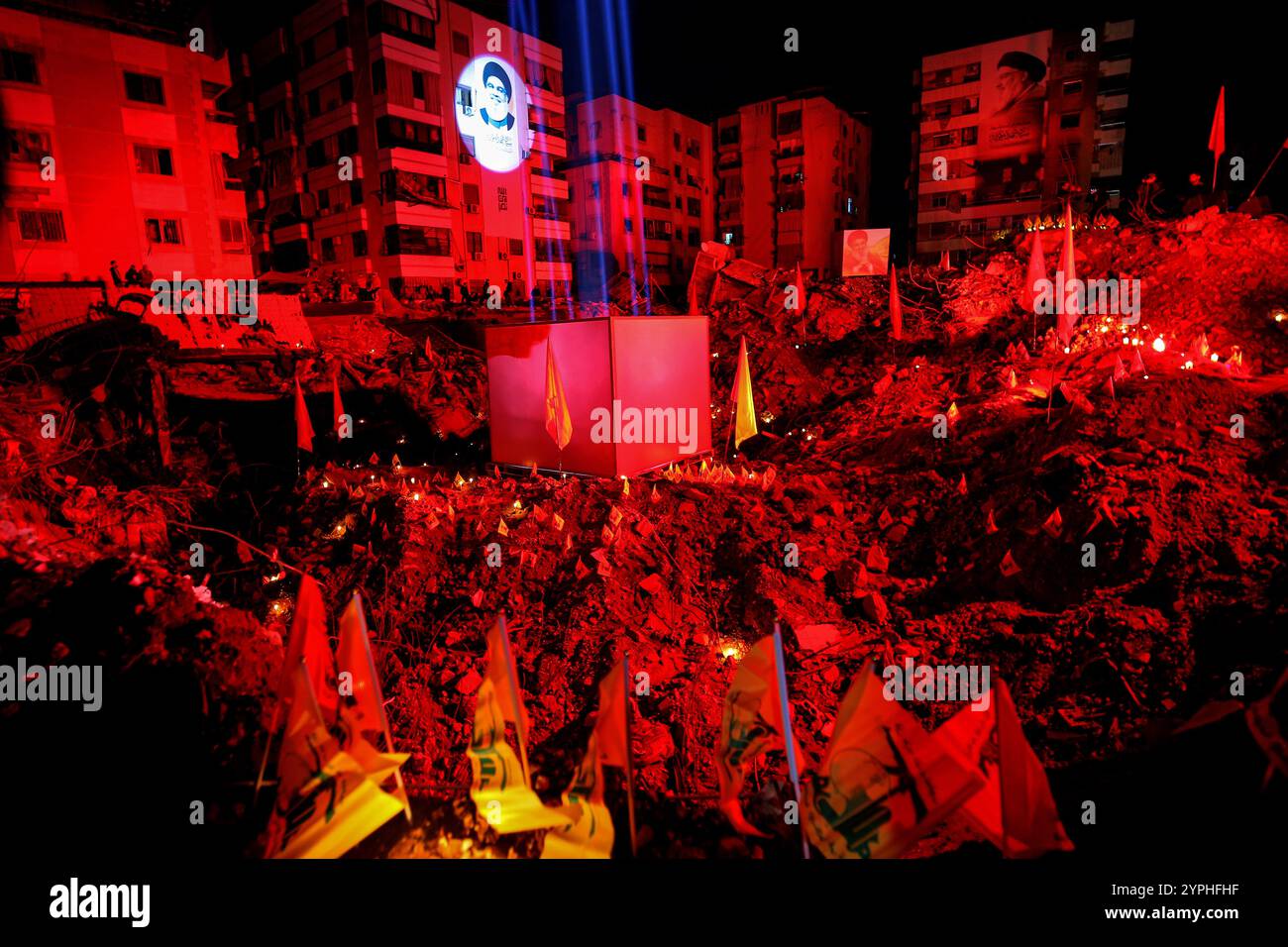 Beirut, Beirut, Libanon. November 2024 30. Kerzen werden während einer Gedenkfeier an dem Ort angezündet, an dem der ermordete Parteichef Hassan Nasrallah bei einem massiven israelischen Luftangriff im südlichen Vorort Beiruts getötet wurde. Das Ritual kam, als der neue Hisbollah-Chef Naim Qassem erklärte, dass seine Organisation einen "göttlichen Sieg" in ihrem jahrelangen Krieg mit Israel erzielte, der letzte Woche als Teil eines Waffenstillstandsabkommens unterbrach. (Kreditbild: © Marwan Naamani/ZUMA Press Wire) NUR REDAKTIONELLE VERWENDUNG! Nicht für kommerzielle ZWECKE! Stockfoto Beirut, Beirut, Libanon. November 2024 30. Kerzen werden während einer Gedenkfeier an dem Ort angezündet, an dem der ermordete Parteichef Hassan Nasrallah bei einem massiven israelischen Luftangriff im südlichen Vorort Beiruts getötet wurde. Das Ritual kam, als der neue Hisbollah-Chef Naim Qassem erklärte, dass seine Organisation einen "göttlichen Sieg" in ihrem jahrelangen Krieg mit Israel erzielte, der letzte Woche als Teil eines Waffenstillstandsabkommens unterbrach. (Kreditbild: © Marwan Naamani/ZUMA Press Wire) NUR REDAKTIONELLE VERWENDUNG! Nicht für kommerzielle ZWECKE! Stockfoto