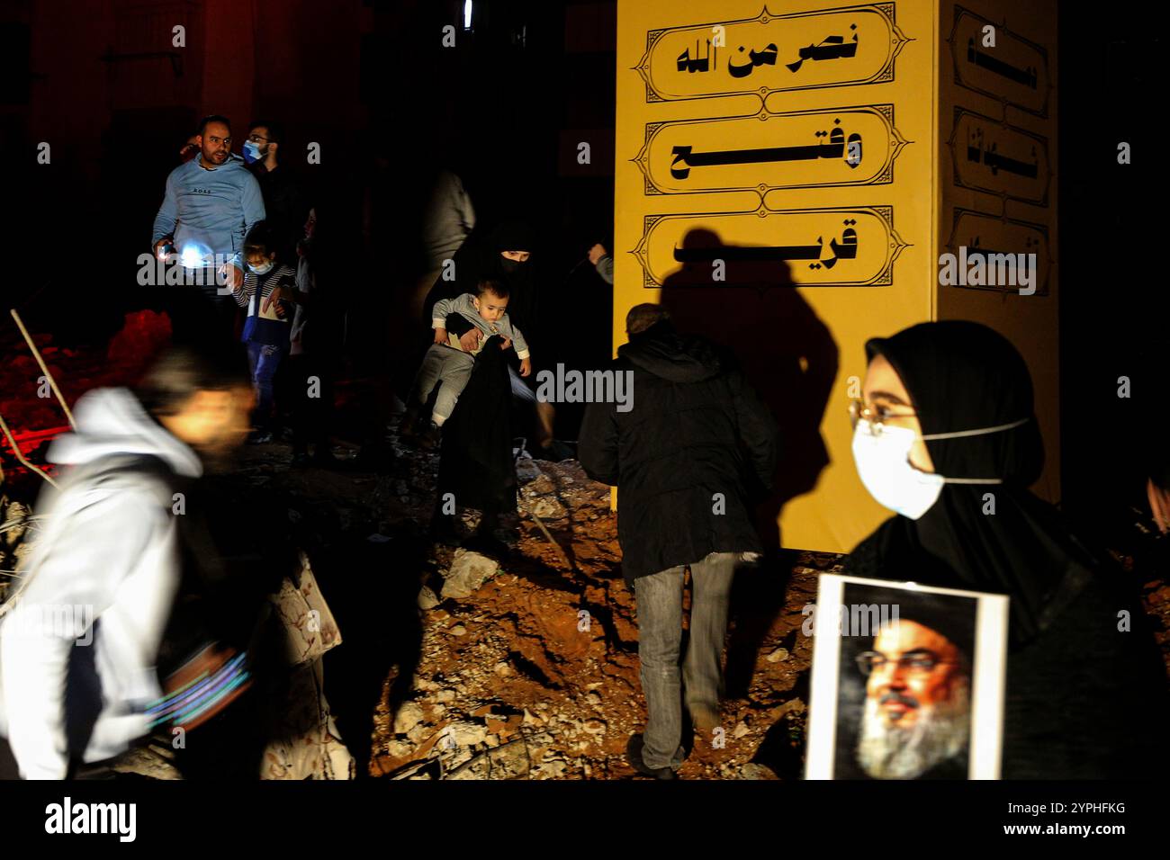Beirut, Beirut, Libanon. November 2024 30. Pro-iranische Hisbollah-Anhänger kommen zu einer Gedenkfeier an dem Ort, an dem der ermordete Parteichef Hassan Nasrallah bei einem massiven israelischen Luftangriff im südlichen Vorort Beiruts getötet wurde. Das Ritual kam, als der neue Hisbollah-Chef Naim Qassem erklärte, dass seine Organisation einen "göttlichen Sieg" in ihrem jahrelangen Krieg mit Israel erzielte, der letzte Woche als Teil eines Waffenstillstandsabkommens unterbrach. (Kreditbild: © Marwan Naamani/ZUMA Press Wire) NUR REDAKTIONELLE VERWENDUNG! Nicht für kommerzielle ZWECKE! Stockfoto Beirut, Beirut, Libanon. November 2024 30. Pro-iranische Hisbollah-Anhänger kommen zu einer Gedenkfeier an dem Ort, an dem der ermordete Parteichef Hassan Nasrallah bei einem massiven israelischen Luftangriff im südlichen Vorort Beiruts getötet wurde. Das Ritual kam, als der neue Hisbollah-Chef Naim Qassem erklärte, dass seine Organisation einen "göttlichen Sieg" in ihrem jahrelangen Krieg mit Israel erzielte, der letzte Woche als Teil eines Waffenstillstandsabkommens unterbrach. (Kreditbild: © Marwan Naamani/ZUMA Press Wire) NUR REDAKTIONELLE VERWENDUNG! Nicht für kommerzielle ZWECKE! Stockfoto