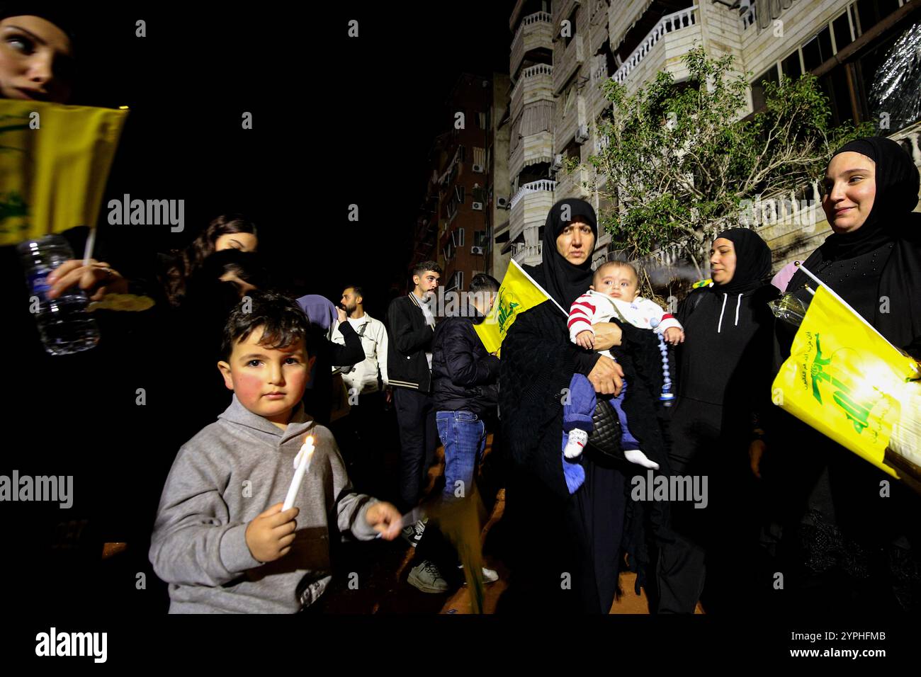 Beirut, Beirut, Libanon. November 2024 30. Pro-iranische Hisbollah-Anhänger kommen zu einer Gedenkfeier an dem Ort, an dem der ermordete Parteichef Hassan Nasrallah bei einem massiven israelischen Luftangriff im südlichen Vorort Beiruts getötet wurde. Das Ritual kam, als der neue Hisbollah-Chef Naim Qassem erklärte, dass seine Organisation einen "göttlichen Sieg" in ihrem jahrelangen Krieg mit Israel erzielte, der letzte Woche als Teil eines Waffenstillstandsabkommens unterbrach. (Kreditbild: © Marwan Naamani/ZUMA Press Wire) NUR REDAKTIONELLE VERWENDUNG! Nicht für kommerzielle ZWECKE! Stockfoto Beirut, Beirut, Libanon. November 2024 30. Pro-iranische Hisbollah-Anhänger kommen zu einer Gedenkfeier an dem Ort, an dem der ermordete Parteichef Hassan Nasrallah bei einem massiven israelischen Luftangriff im südlichen Vorort Beiruts getötet wurde. Das Ritual kam, als der neue Hisbollah-Chef Naim Qassem erklärte, dass seine Organisation einen "göttlichen Sieg" in ihrem jahrelangen Krieg mit Israel erzielte, der letzte Woche als Teil eines Waffenstillstandsabkommens unterbrach. (Kreditbild: © Marwan Naamani/ZUMA Press Wire) NUR REDAKTIONELLE VERWENDUNG! Nicht für kommerzielle ZWECKE! Stockfoto