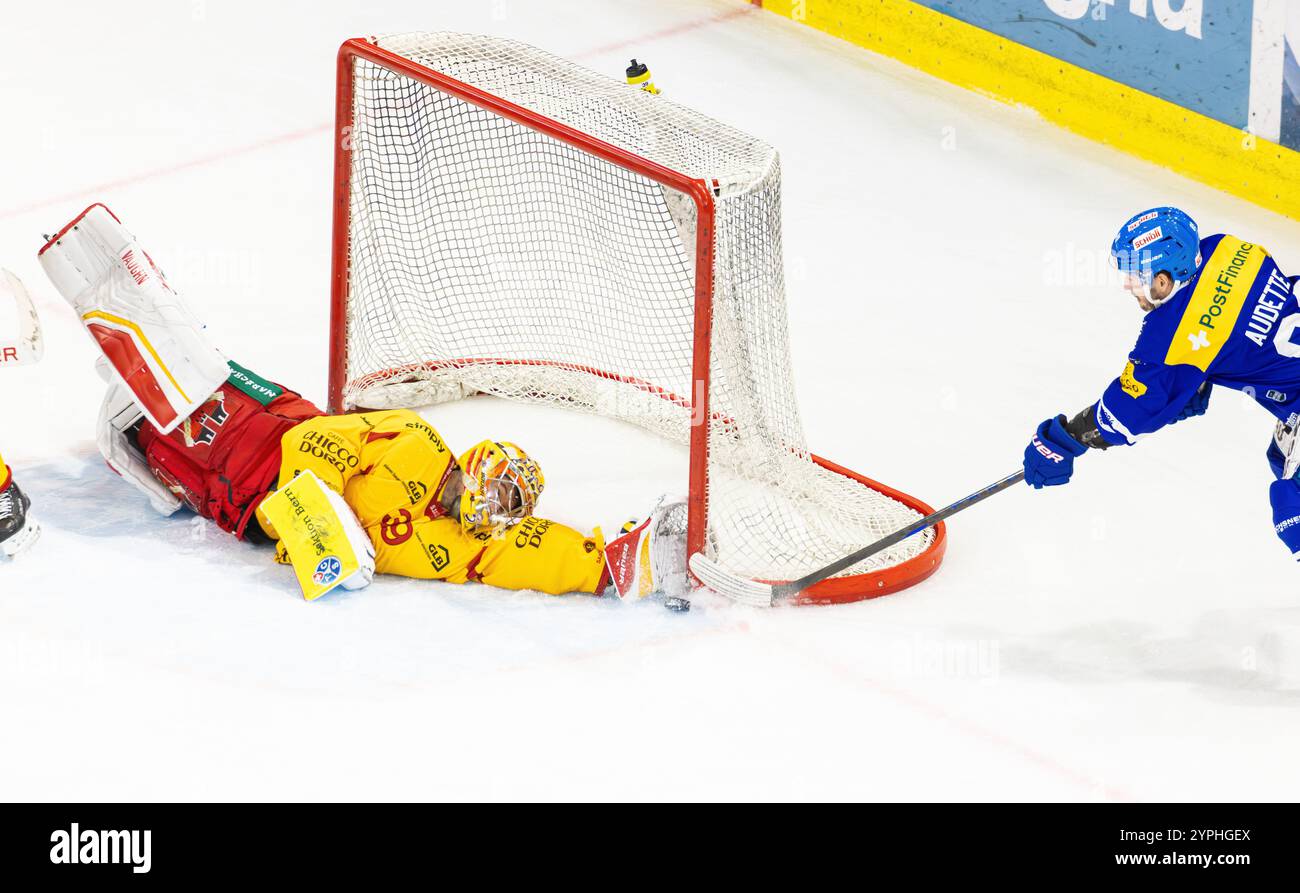 Kloten, Schweiz, 30. November 2024: Stürmer #89 Daniel Audette (Kloten) versucht Torhüter #39 Luca Boltshauser (Langnau) zu besiegen. Er verteidigt sich mit aller Kraft. (Foto: Andreas Haas/dieBildmanufaktur) Credit: DieBildmanufaktur/Alamy Live News Stockfoto