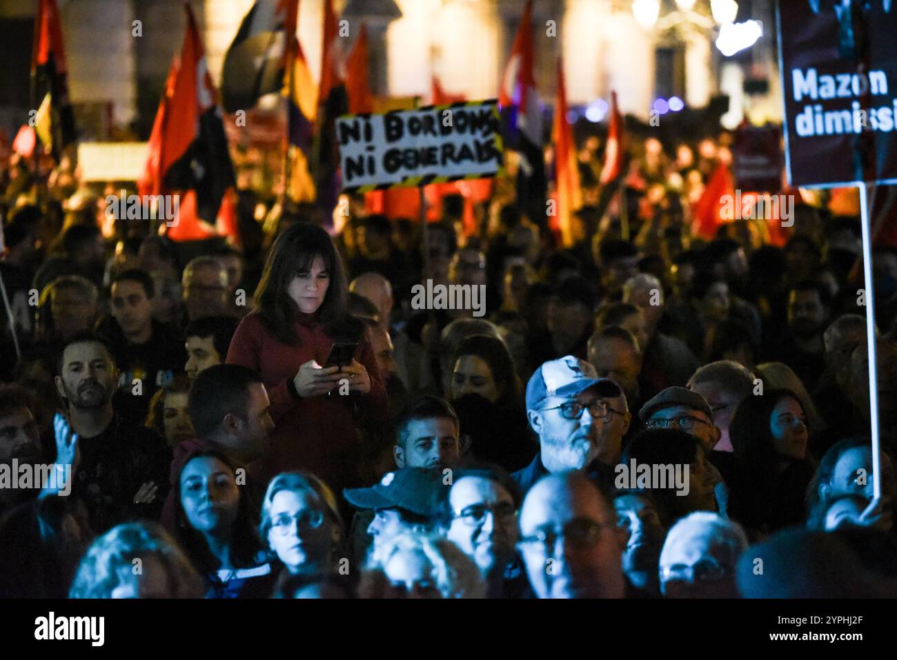 Valencia, Spanien - 30. November 2024. Eine riesige Menge wütender Demonstranten versammelte sich wieder und versammelte sich auf der Plaza del Ayuntamiento in Valencia, um gegen Carlos Mazón und Pedro Sanchez für das politische Management des ersten Monats seit der katastrophalen Überschwemmung durch die DANA zu protestieren. Tausende von Demonstranten gingen weiter zur Plaza de la Virgen, mit Bannern und Schildern. Quelle: Roberto Arosio/Alamy Live News Stockfoto