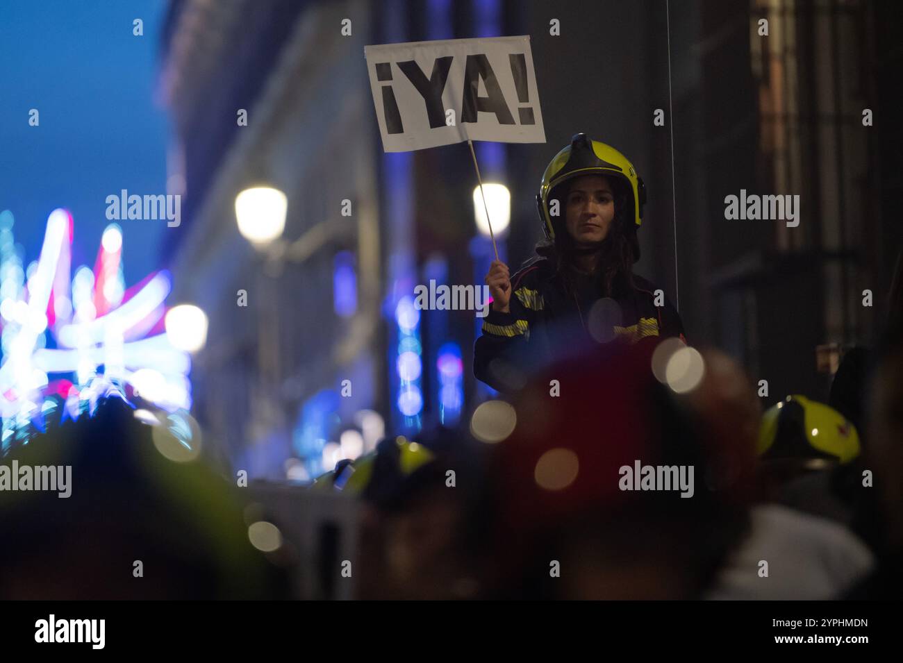 Madrid, Spanien. November 2024 30. Feuerwehrleute protestieren während einer Demonstration. Tausende von Feuerwehrleuten aus ganz Spanien gehen auf die Straße, um zu protestieren und ein Gesetz zur Koordinierung der Feuerwehr zu fordern und die fehlende Koordinierung während der letzten Naturkatastrophe in Valencia anzuprangern, die nach einem intensiven Sturmsystem namens Dana verursacht wurde, das verheerende Überschwemmungen ausgelöst hatte, die mehr als 200 Todesopfer in der größten Naturkatastrophe in der jüngeren Geschichte Spaniens verursachten. Quelle: Marcos del Mazo/Alamy Live News Stockfoto