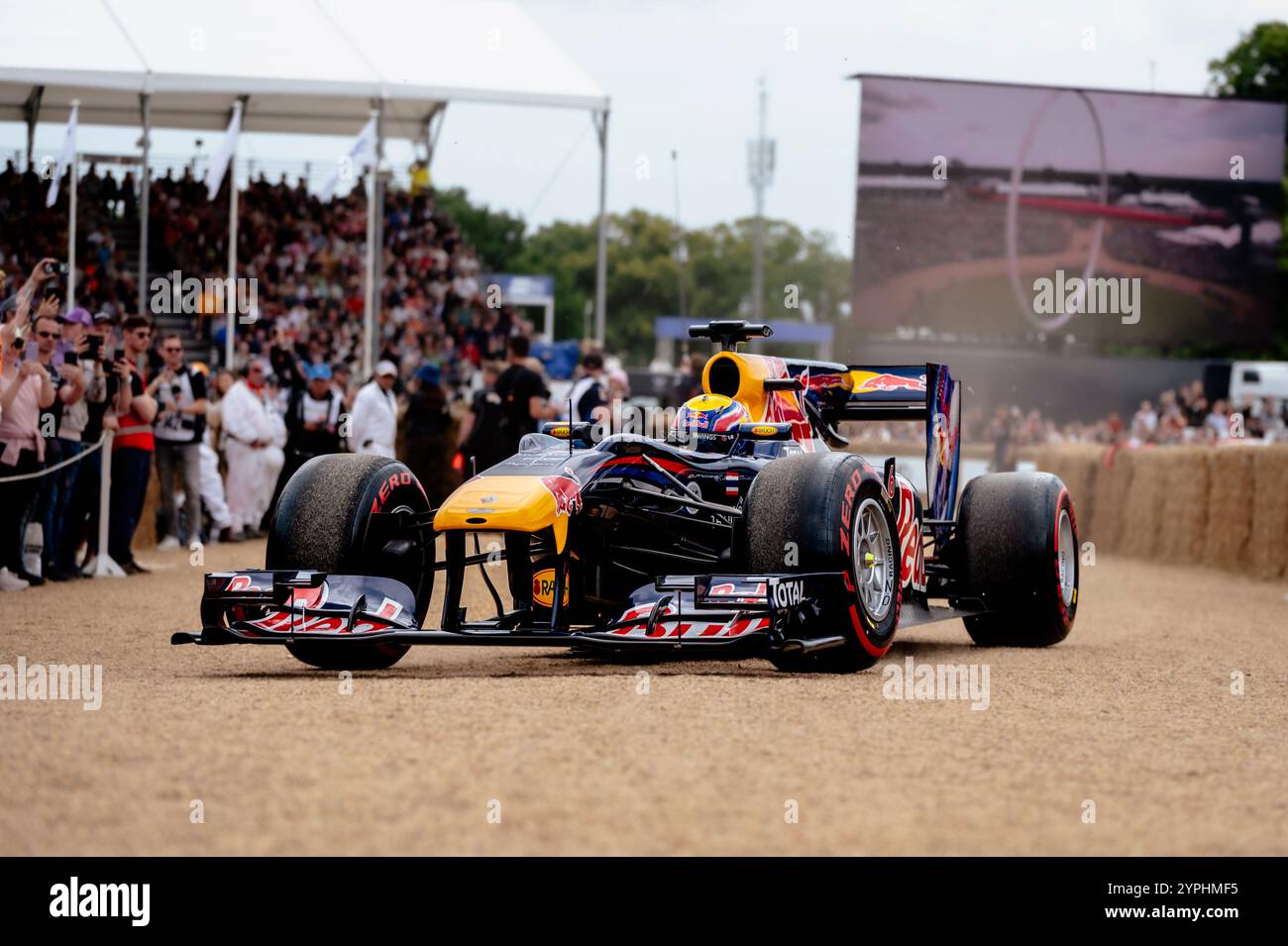 Mark Webber (aus) fährt den Red Bull RB6 beim Goodwood Festival of Speed Event 2024. Stockfoto