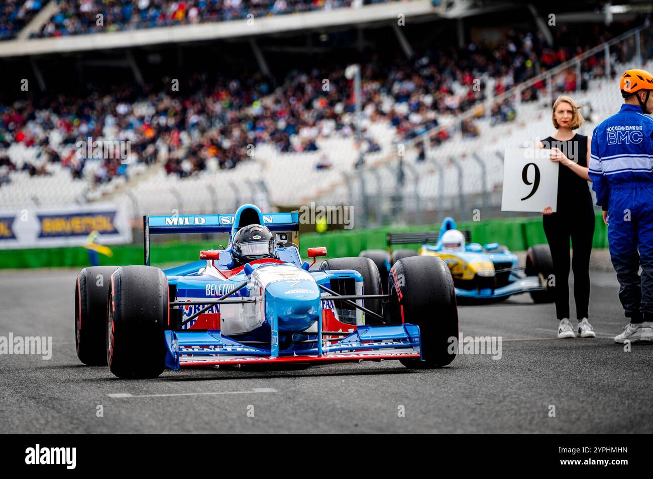 Der 1997 Benetton B197 von Gerhard Berger und Jean Alesi auf Kurs mit CHEF GP beim ADAC Hockenheim Historic 2024. Stockfoto