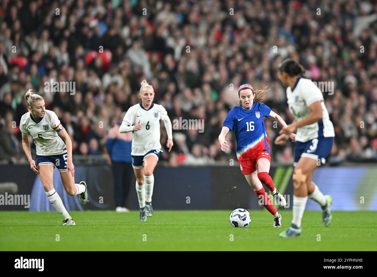 London, Großbritannien. November 2024 30. Rose Lavelle von den USA Women fährt am 30. November 2024 im Wembley Stadium in London, England, beim Freundschaftsspiel der Frauen der USA und England mit dem Ball voran. Foto von Phil Hutchinson. Nur redaktionelle Verwendung, Lizenz für kommerzielle Nutzung erforderlich. Keine Verwendung bei Wetten, Spielen oder Publikationen eines einzelnen Clubs/einer Liga/eines Spielers. Quelle: UK Sports Pics Ltd/Alamy Live News Stockfoto