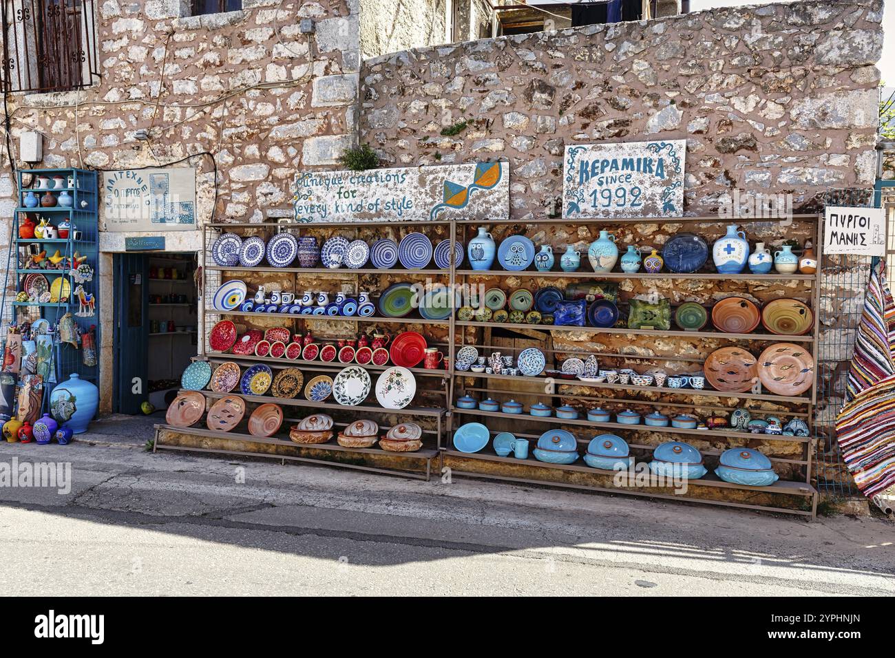 Farbenfrohe Outdoor-Töpferwaren, Töpferwaren, Souvenirladen im Dorf Pyrgos Dirou, Mani, Griechenland, Europa Stockfoto