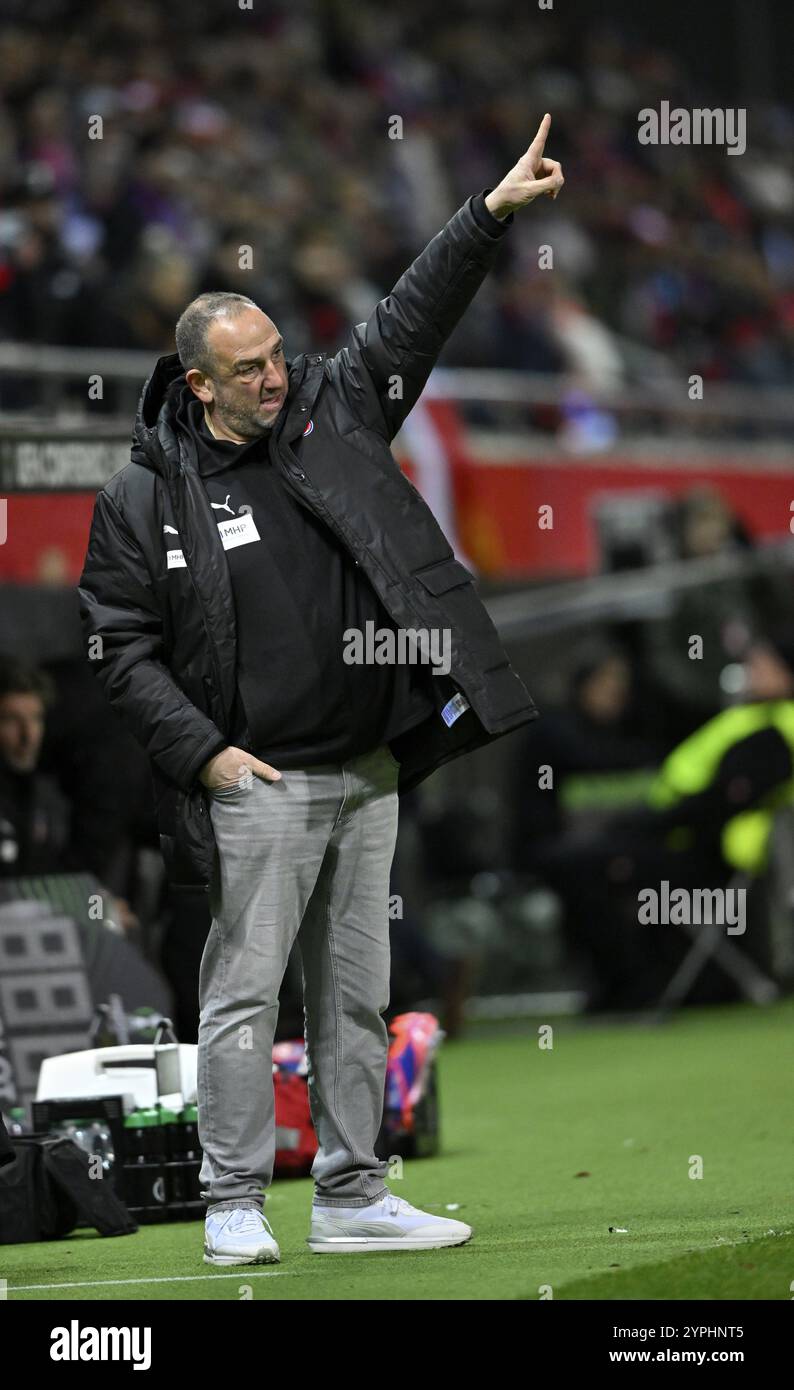 Trainer Frank Schmidt 1. FC Heidenheim 1846 FCH an der Seitenlinie Gesture Conference League, Voith-Arena, Heidenheim, Baden-Württemberg, Deutschland Stockfoto