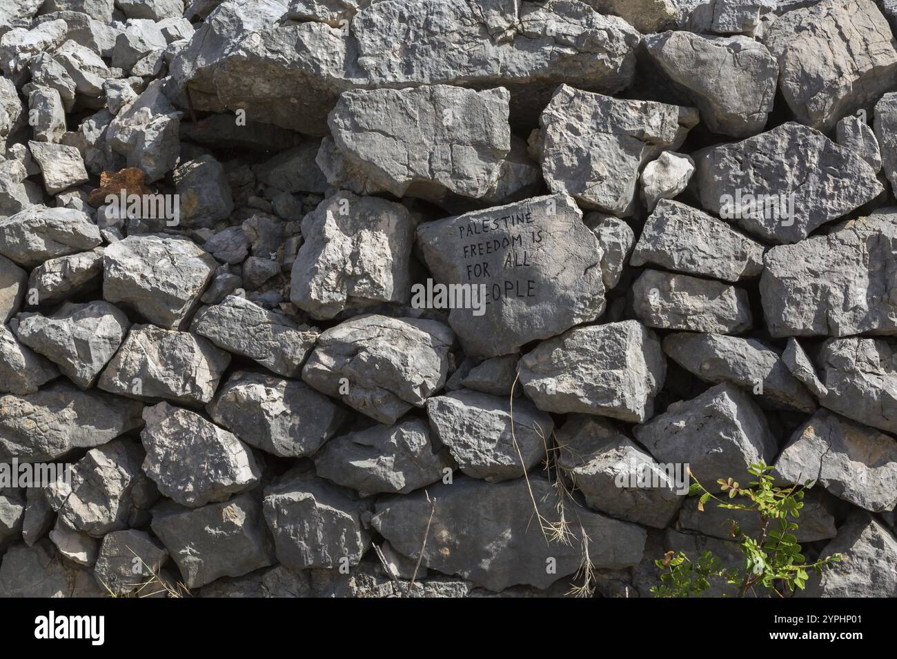 Die palästinensische Freiheit ist für alle Menschen eine Botschaft, die mit einem schwarzen Markierungsstift auf einer Steinmauer auf einem Wanderweg auf dem Mount SRD, Dubrovnik, Croati, markiert ist Stockfoto