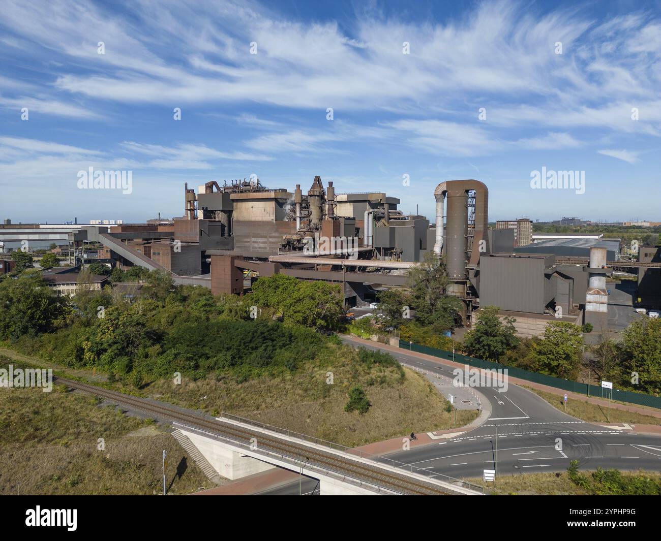 In den Werken von ArcelorMittal in Duisburg wird Stahlvormaterial hergestellt und der Stahl im Stahldrahtwerk verarbeitet. Es liefert, für Stockfoto