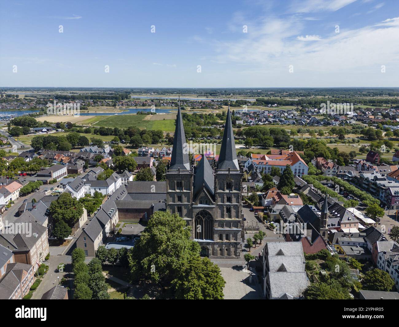 Die katholische Pfarrei und ehemalige Stiftskirche St. Viktor in Xanten am Niederrhein wird wegen ihres Doms allgemein als Xantener Dom bezeichnet Stockfoto