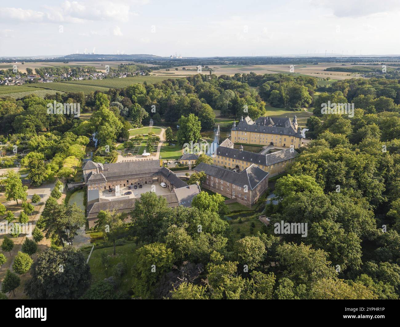 Castle Dyck? In der Stadt Juechen ist eine der bedeutendsten Wasserburgen im Rheinland. Der Komplex besteht aus einer Festung und zwei äußeren c Stockfoto