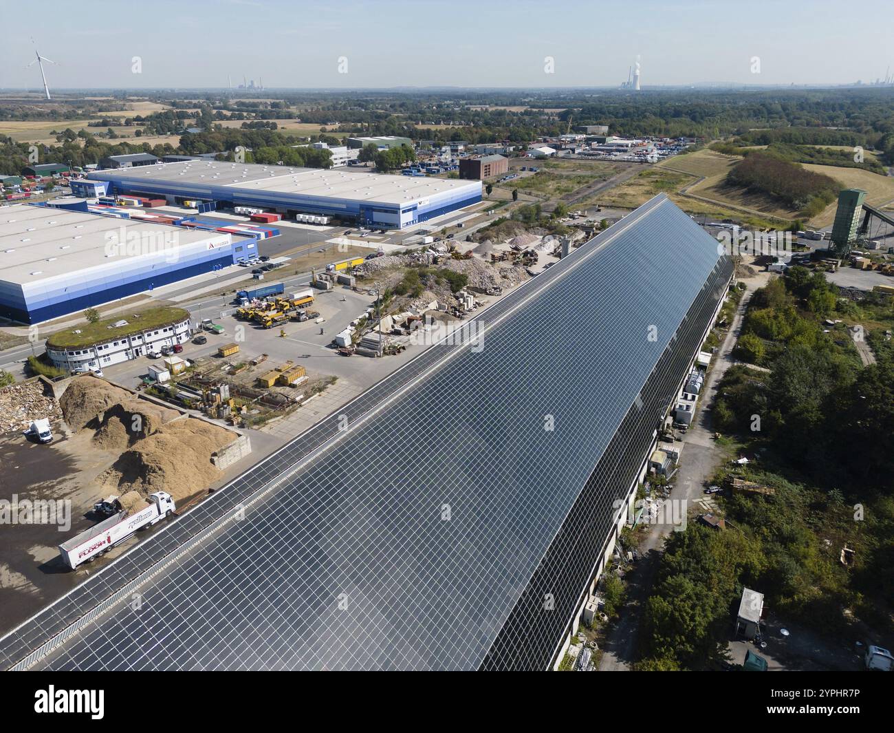 Solarpaneele auf dem Dach einer Produktionshalle in Nordrhein-Westfalen, die erneuerbare Energien liefern Stockfoto