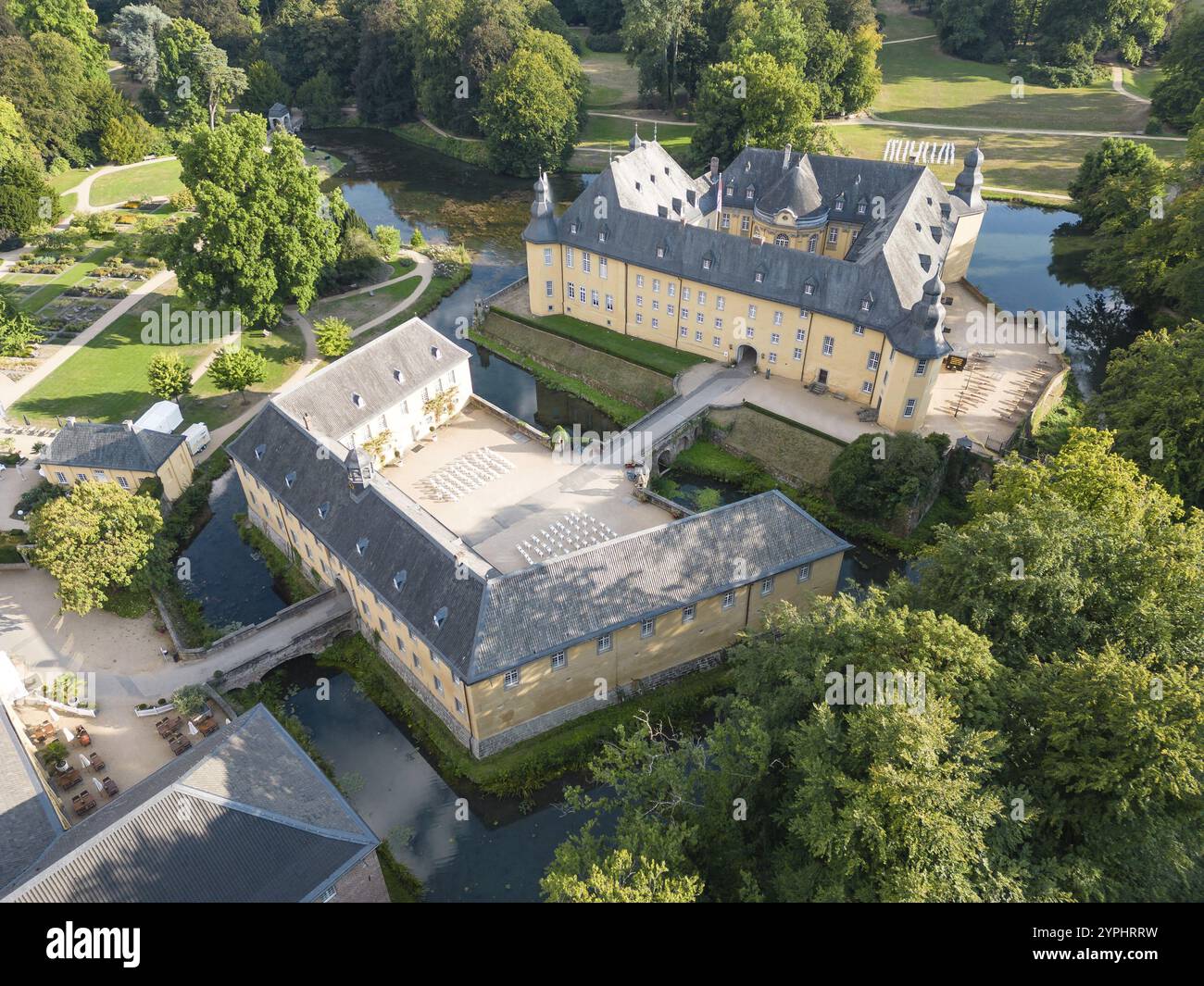 Castle Dyck? In der Stadt Juechen ist eine der bedeutendsten Wasserburgen im Rheinland. Der Komplex besteht aus einer Festung und zwei äußeren c Stockfoto