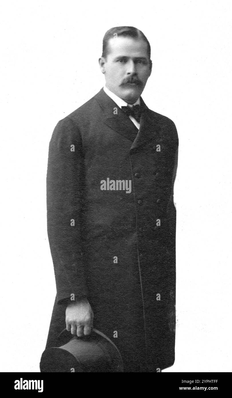 Harry Longabaugh, alias Sundance Kid, Porträt in Dreiviertellänge] Erstellungs-/Veröffentlichungsdatum: [1901] Medium: 1 fotografischer Druck auf Carte de Visite Mount. Reproduktion Nr.: LC-DIG-ppmsca-10770 Harry Alonzo Longabaugh (1867 – 7. November 1908), besser bekannt als The Sundance Kid, war ein Gesetzloser und Mitglied von Butch Cassidy's Wild Bunch im amerikanischen Wilden Westen. Wahrscheinlich traf er Butch Cassidy (richtiger Name Robert Leroy Parker) während einer Jagdreise 1883 oder früher.[Citation Need] die Bande führte die längste Reihe erfolgreicher Zug- und Banküberfälle in Ameri durch Stockfoto