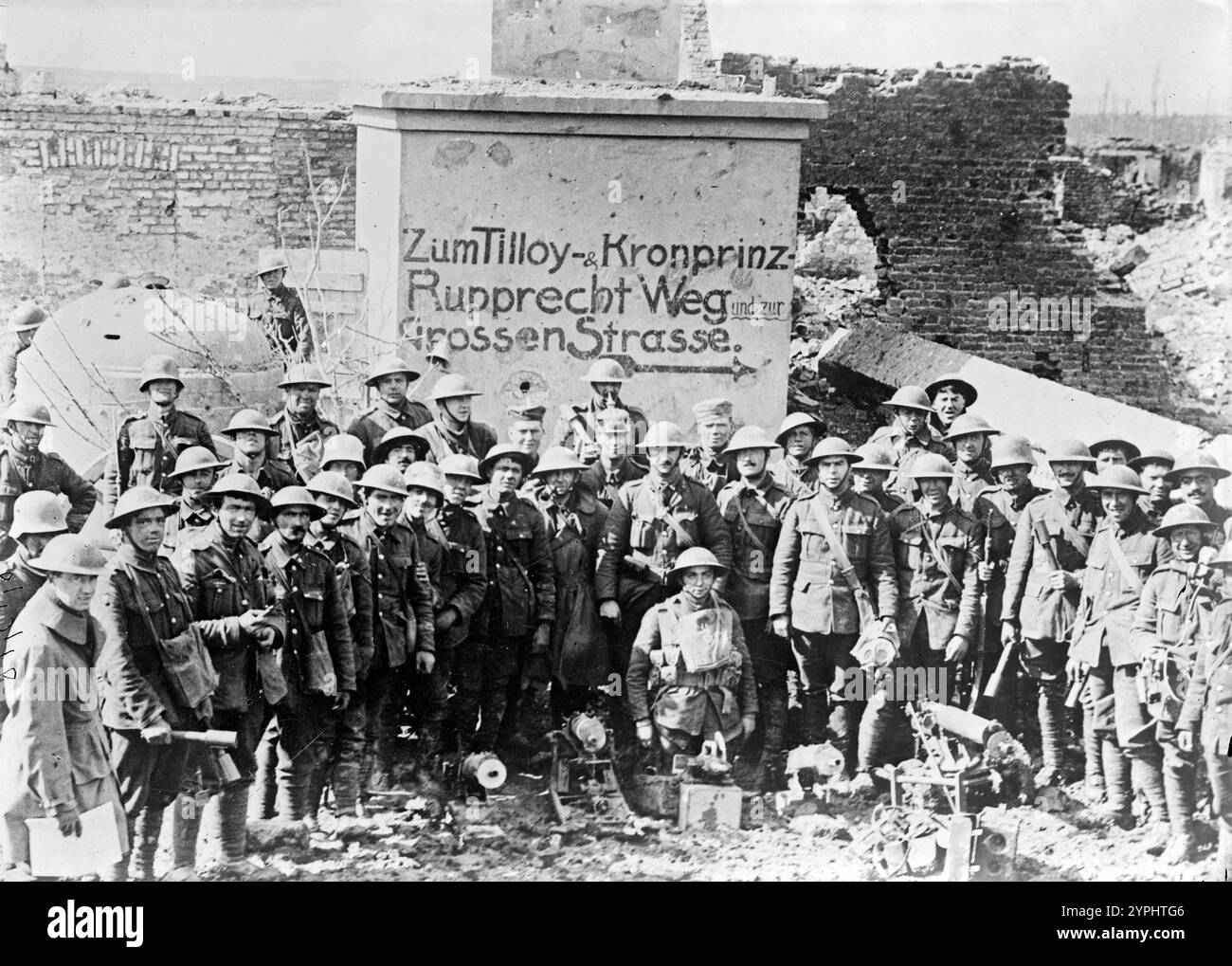 Soldaten des 13. Bataillons, King's (Liverpool) Regiment, mit gefangengenommenen Maschinengewehren vor einer deutschen mobilen Pillenbox und Beobachtungsposten, TILLOY-les-Mofflaines, Frankreich, 1917 während der Schlacht von Arras, während des Ersten Weltkriegs Stockfoto