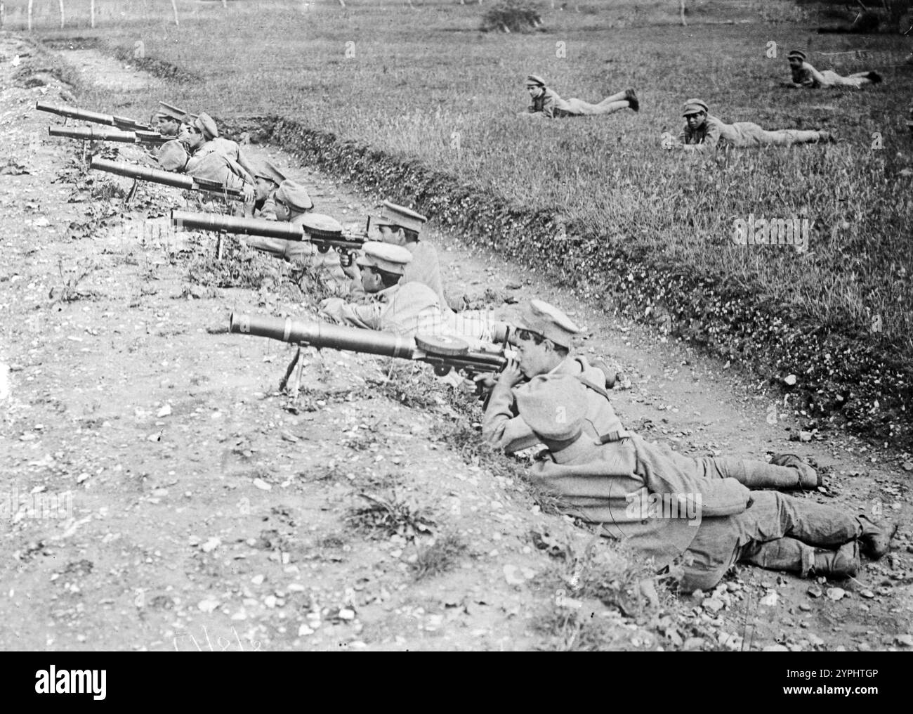 Portugiesisches Training mit Lewis Guns. Portugiesische Truppen bei Lewis Maschinengewehrfeuer an der Infanterie-Ausbildungsschule Marthes, Frankreich, 23. Juni 1917 während des Ersten Weltkriegs Stockfoto
