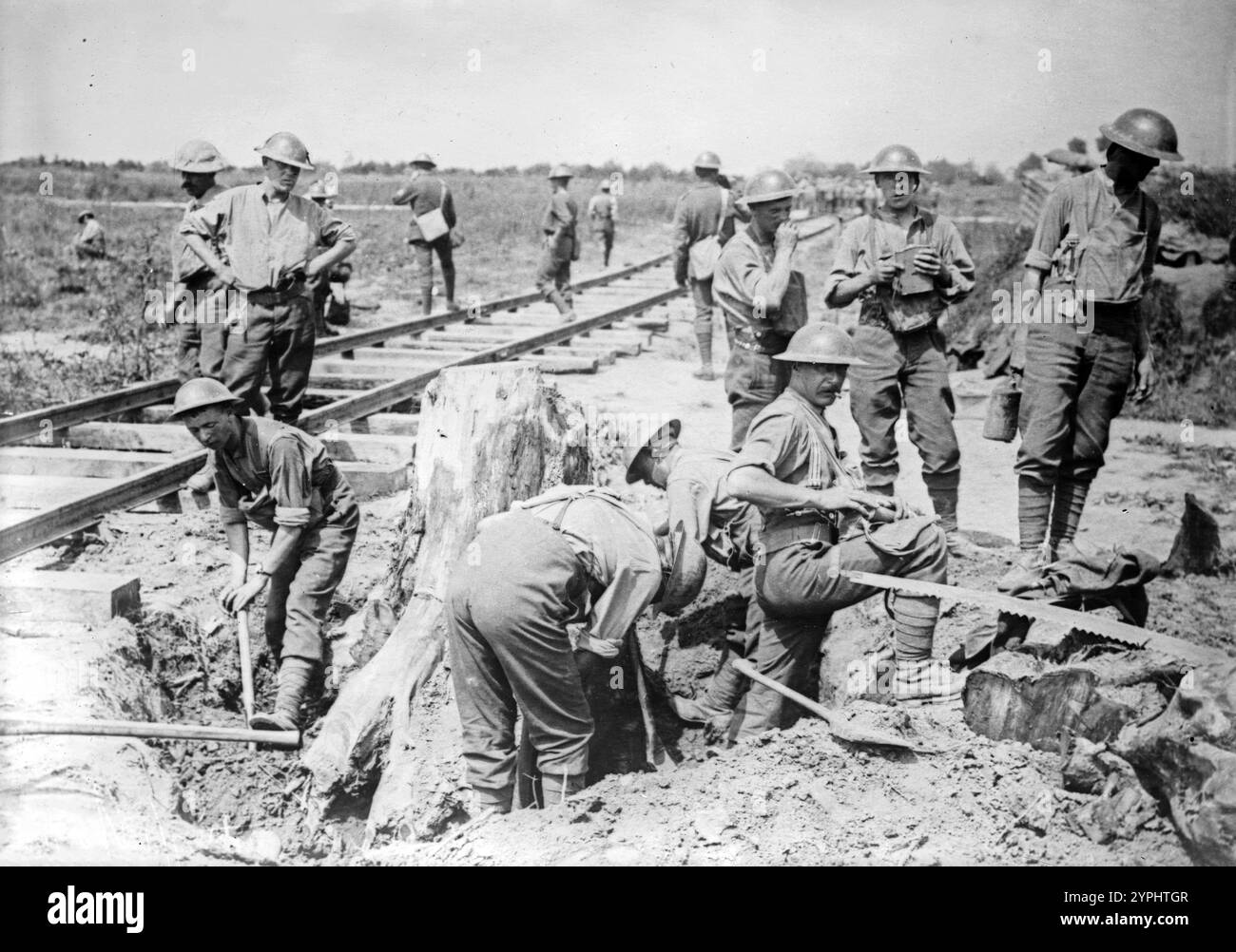 Britische Soldaten legten 1917 eine leichte Eisenbahnlinie in der Nähe von Boesinghe, Belgien, während der Schlacht von Passchendaele (3. Schlacht von Ypern) während des Ersten Weltkriegs Stockfoto